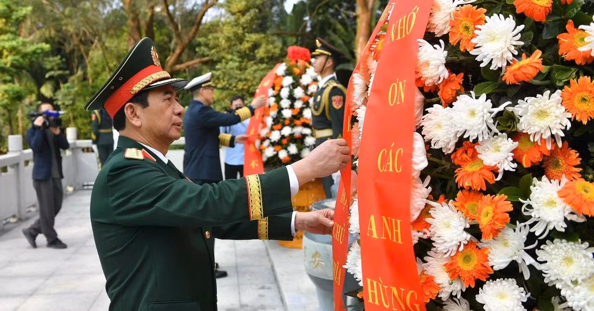 潘文江大将和董军上将在越中人民革命烈士纪念碑敬献花圈【组图】