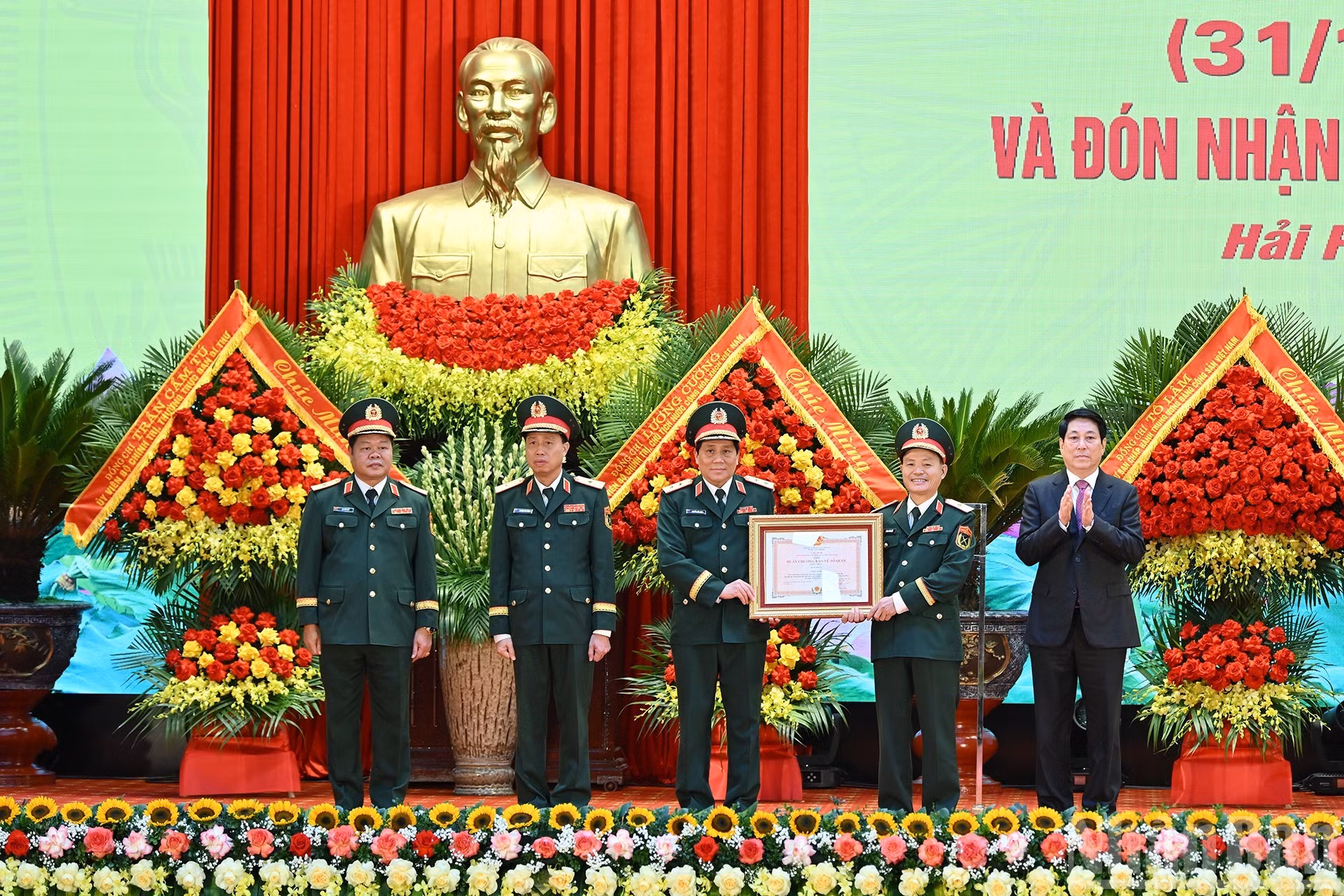 国家主席梁强向第三军区授予一级保卫祖国勋章。