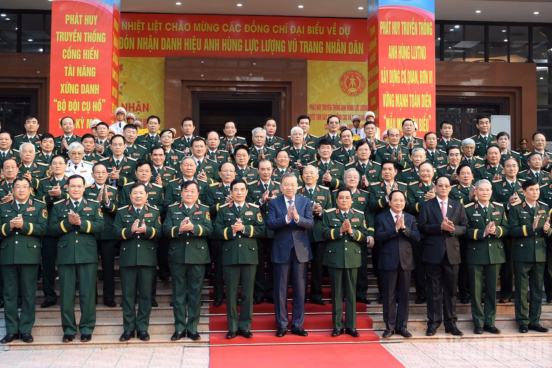 苏林总书记与各位代表合影留念。