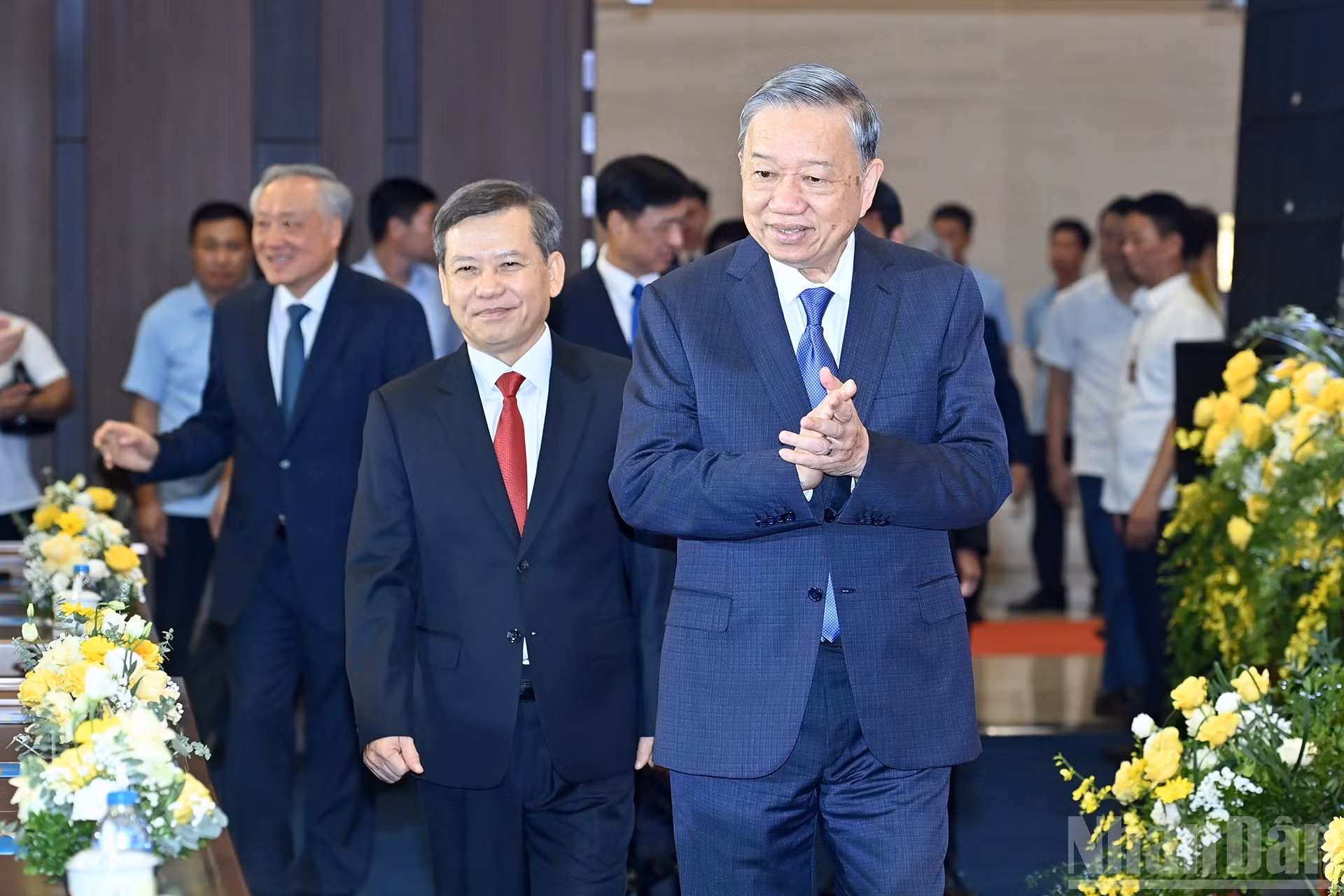 苏林总书记前来出席越南人民法院成立80周年纪念典礼。
