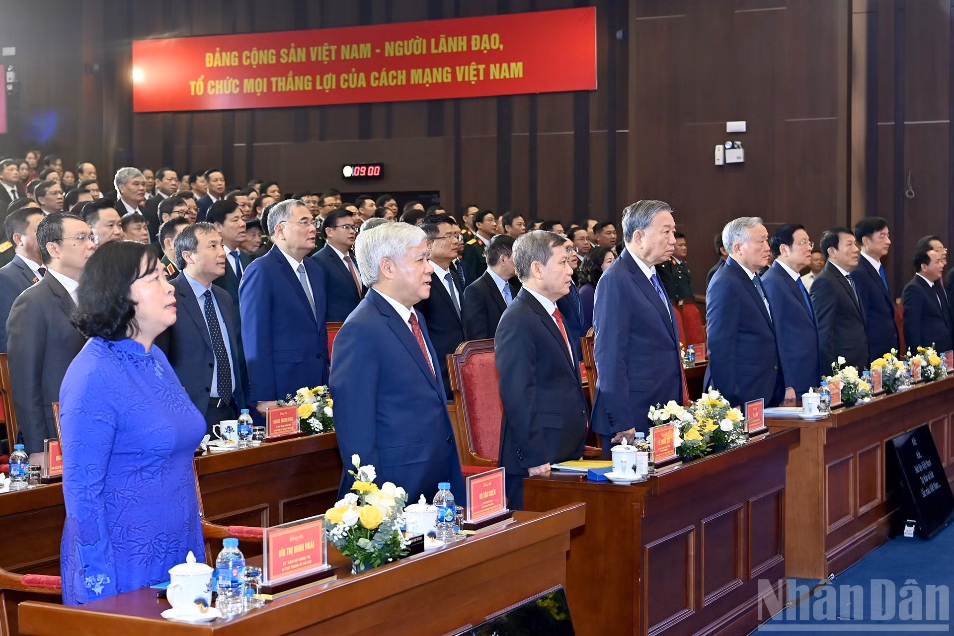 各位代表进行向国旗敬礼仪式。