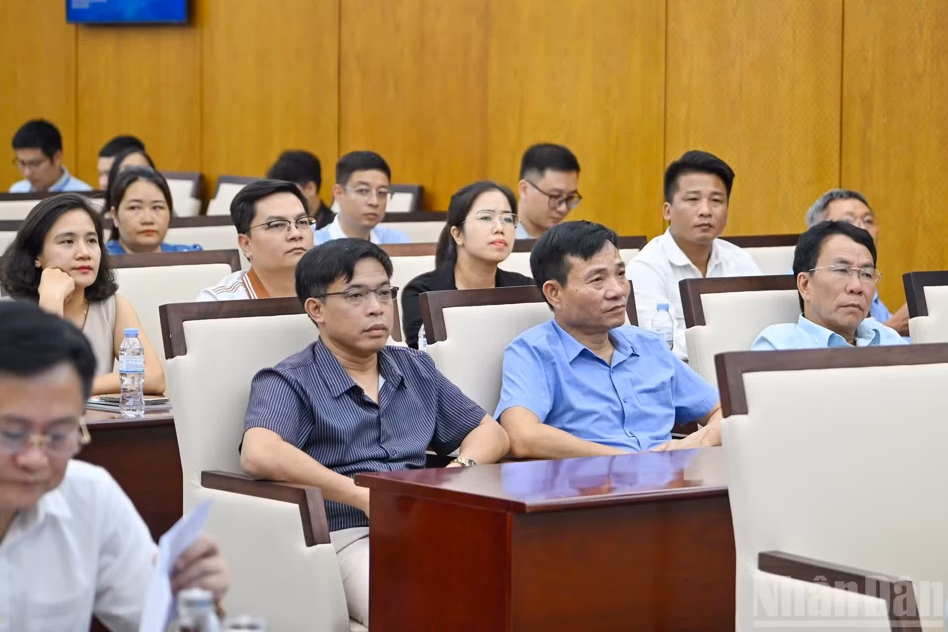 各位代表出席讨论会。