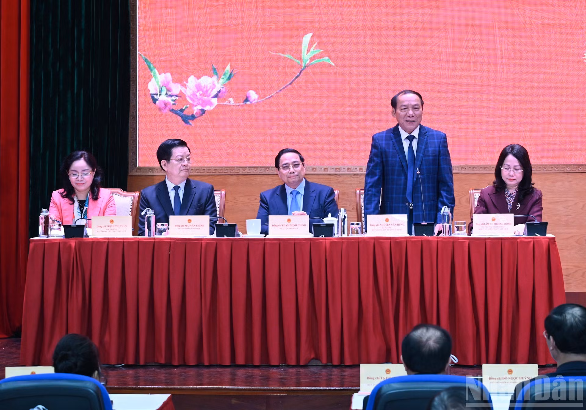越南文化体育与旅游部部长阮文雄在会上发表讲话。