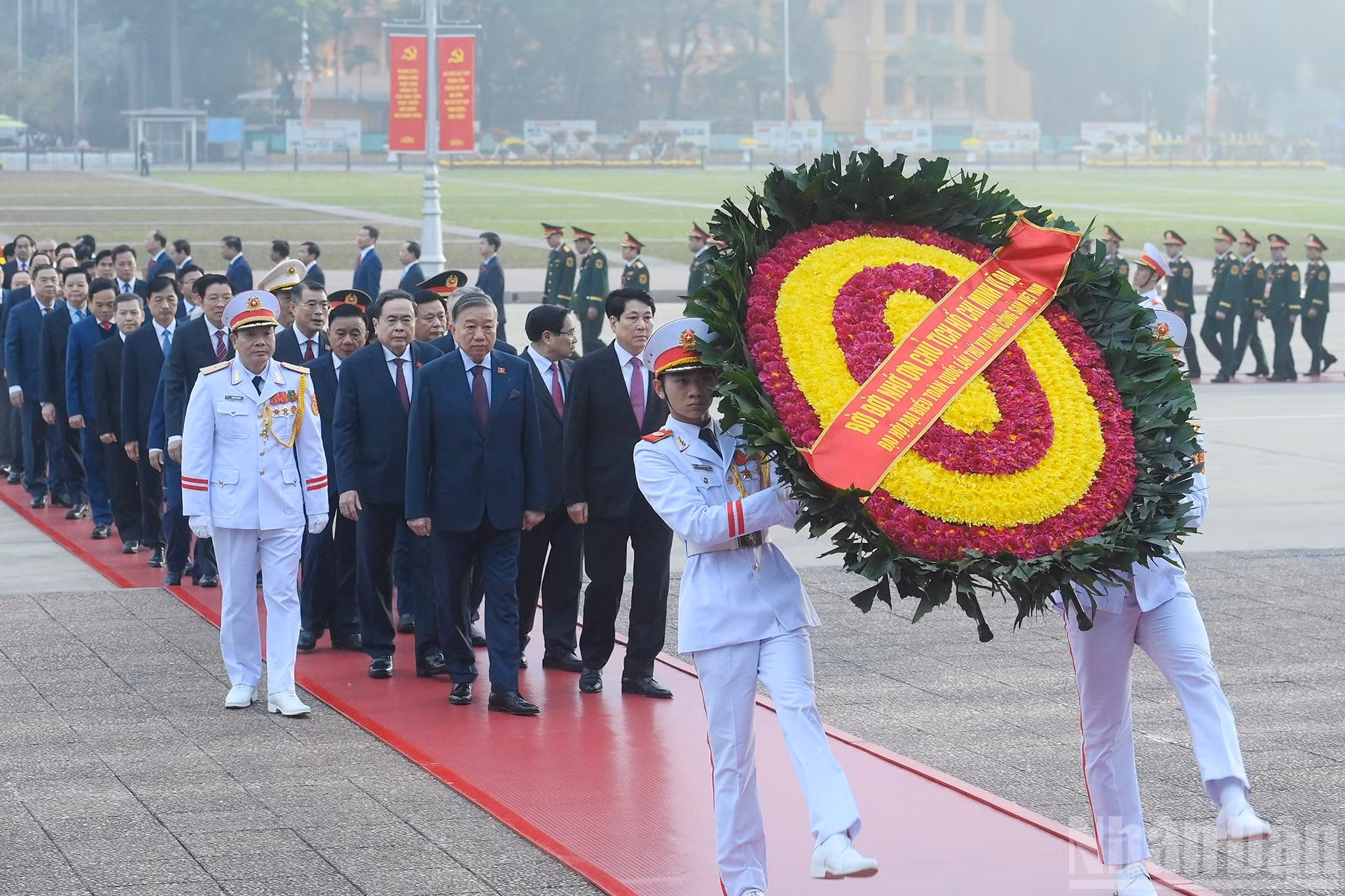 代表团敬献胡志明主席的花圈上的飘带写着：“越南共产党第十四次全国代表大会——永远铭记伟大的胡志明主席”。