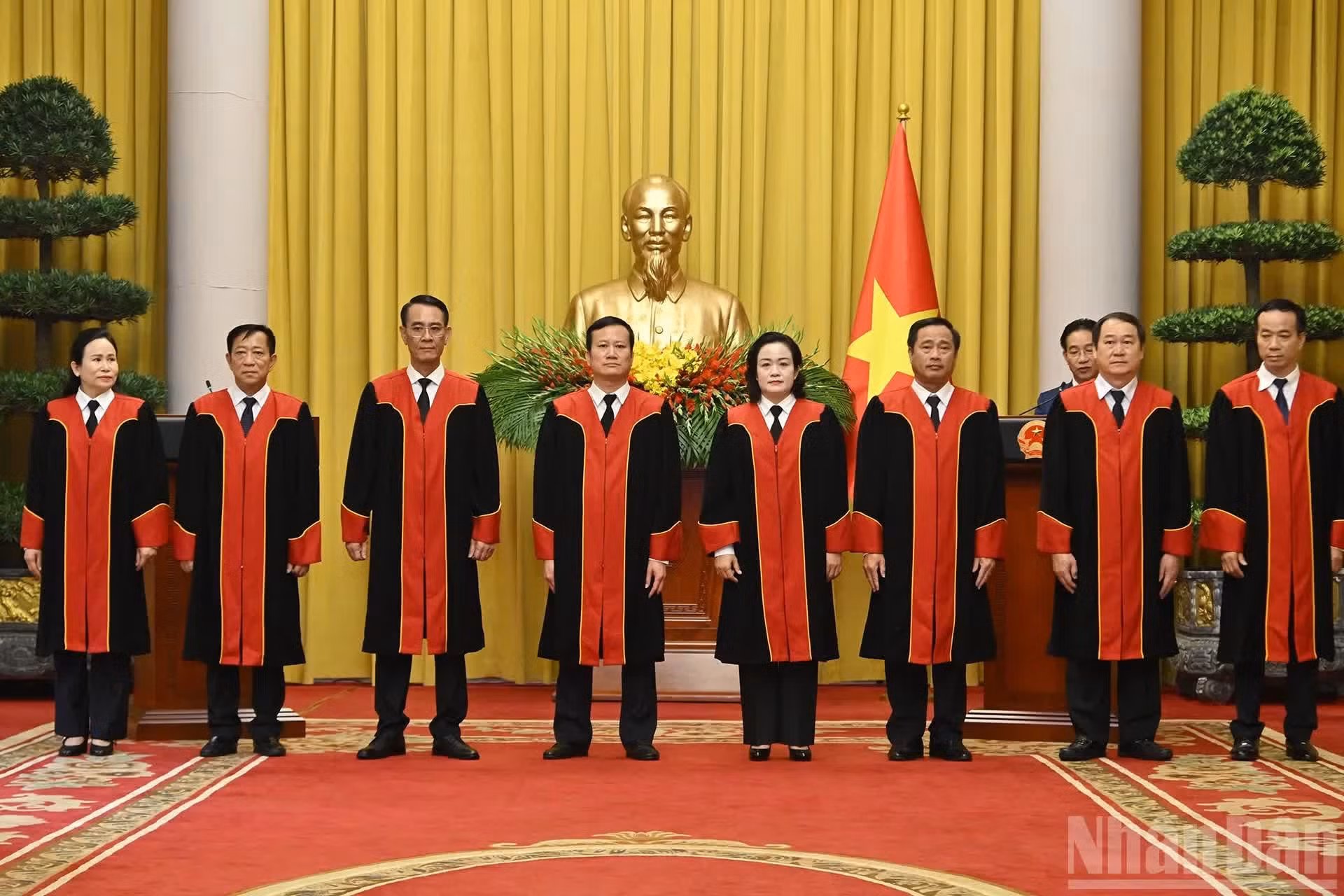 国家主席办公厅副主任阮清河同志宣读了国家主席关于任命最高人民法院法官职务的决定，任命以下8位同志：阮海簪、阮文强、黎兴勇、黎青峰、杜孟增、阮海青、阮友线、杜氏海燕。