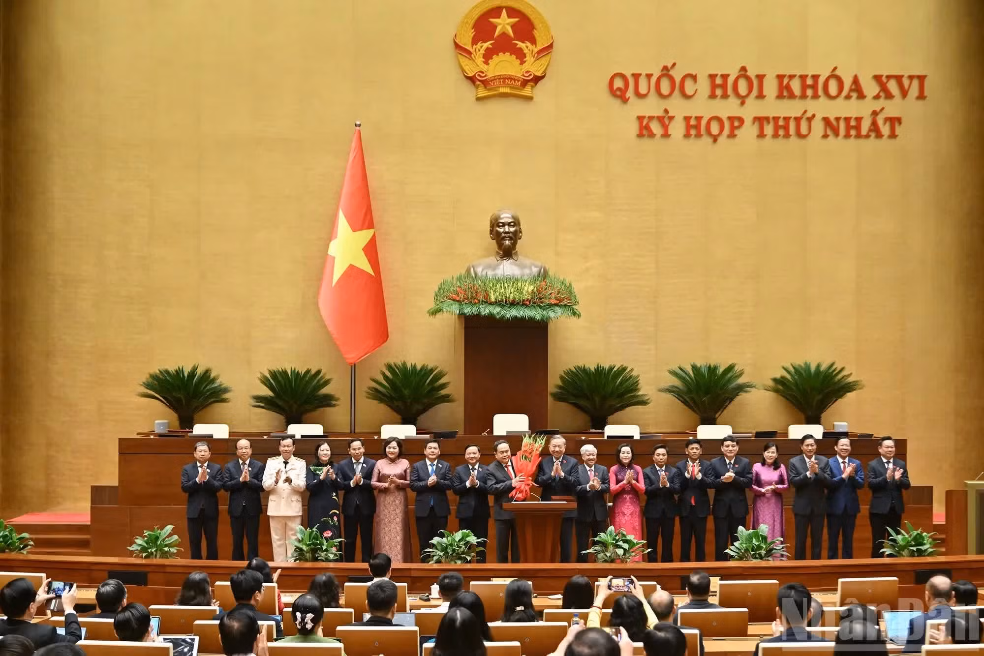 越共中央总书记苏林代表第十六届国会代表，向国会主席陈青敏、各位国会副主席及国会常务委员会委员送花表示祝贺。