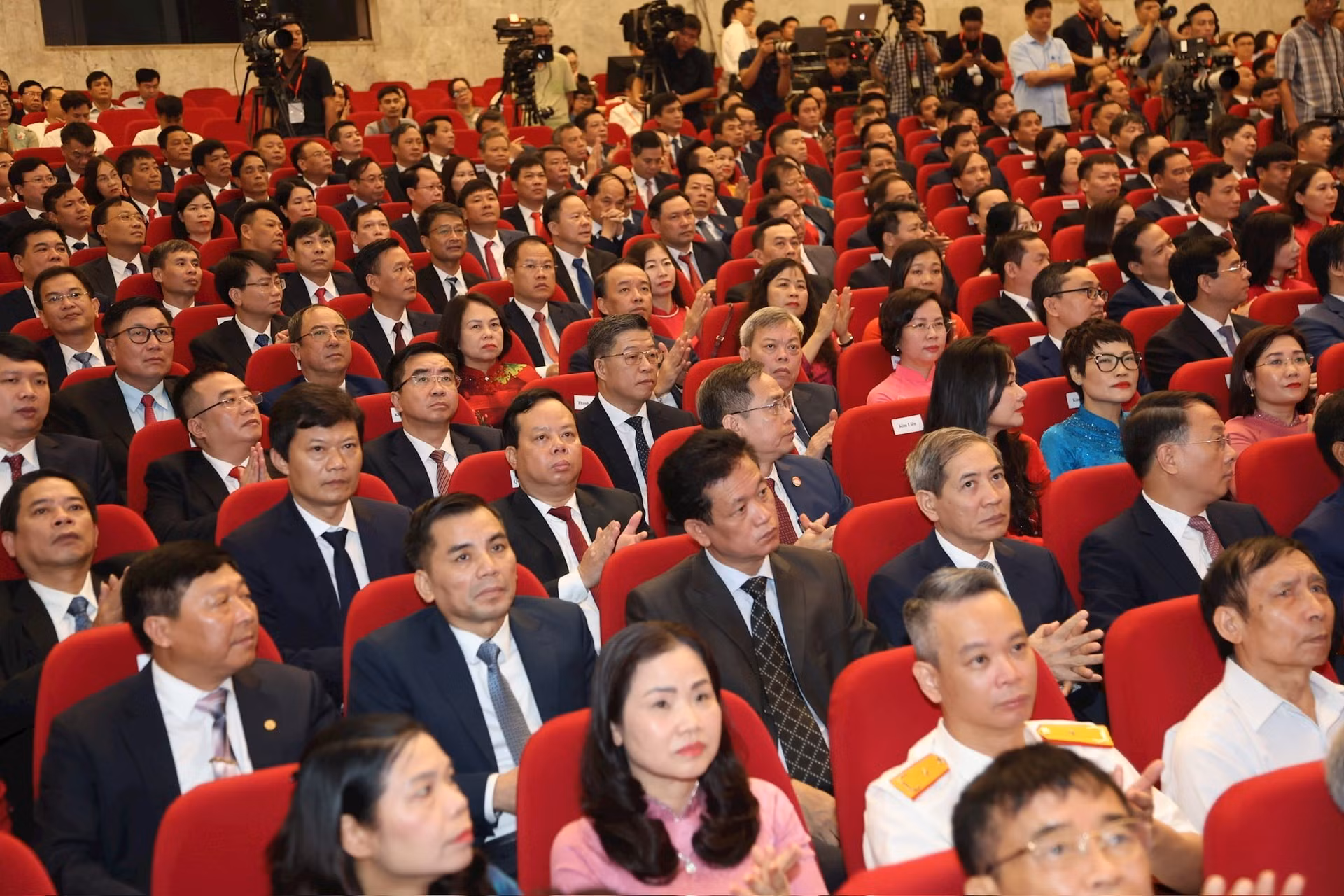 dai-bieu-du.jpg