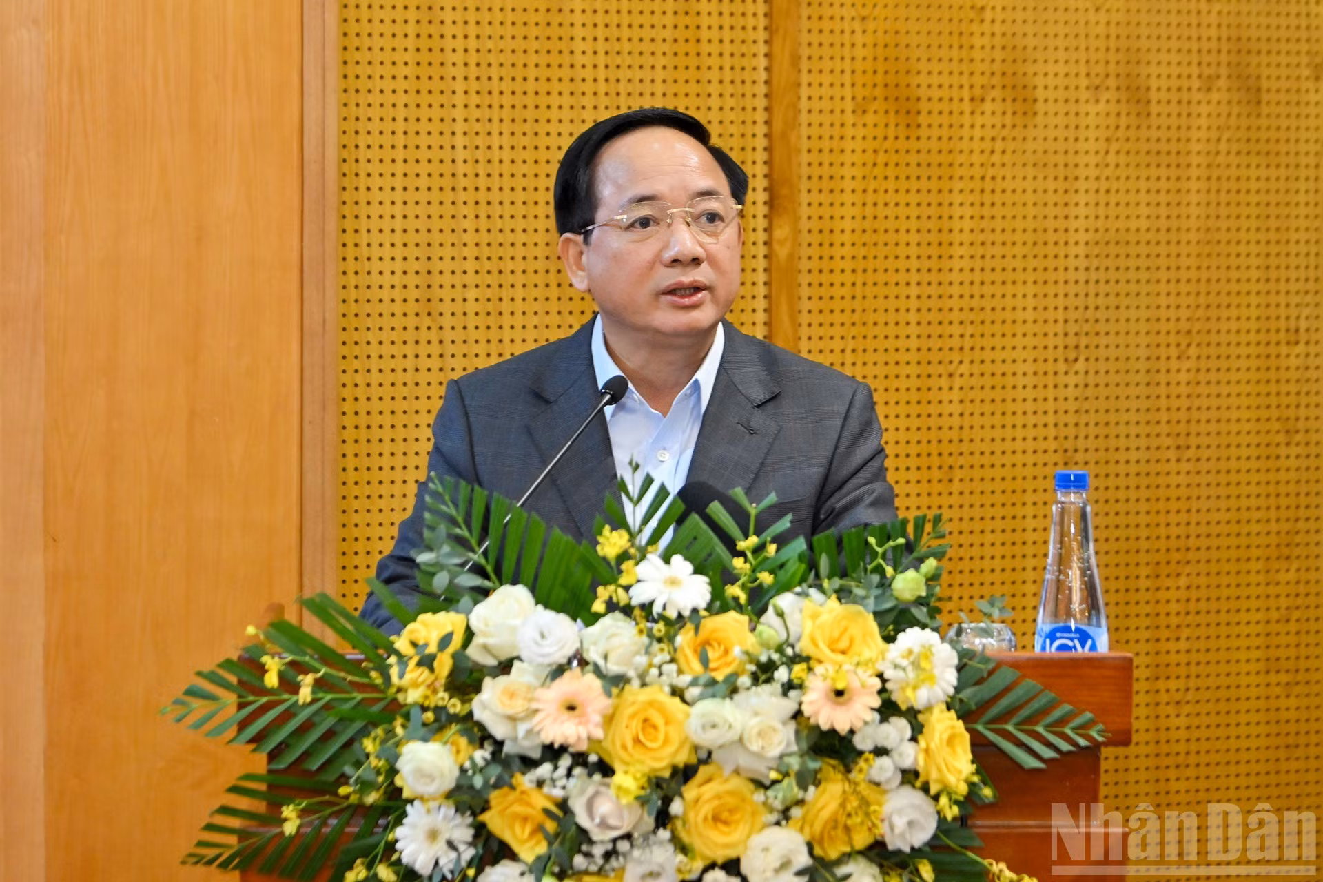 越共中央宣教与民运部部长郑文决在会上发表讲话。