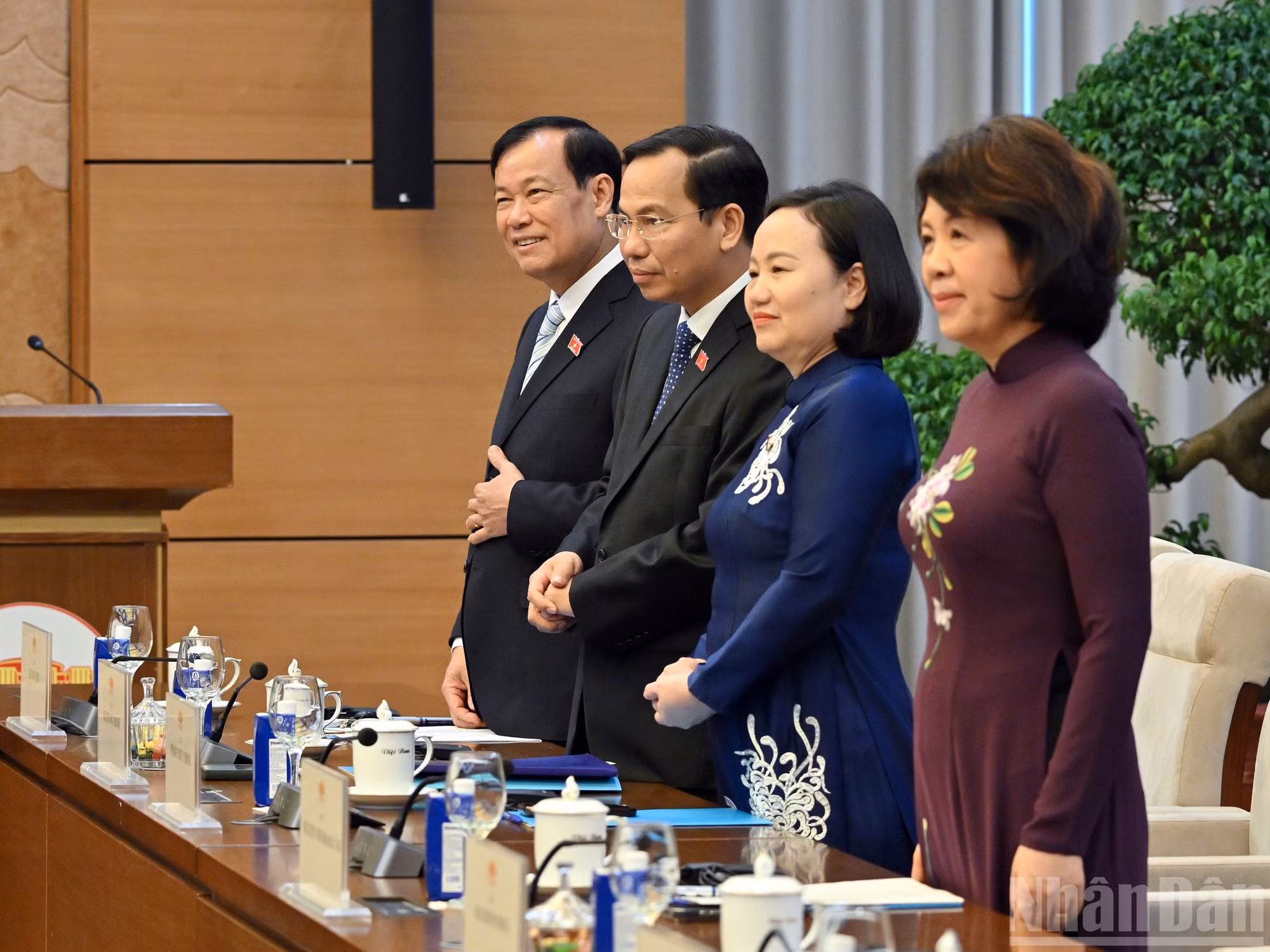 越南代表出席会见。