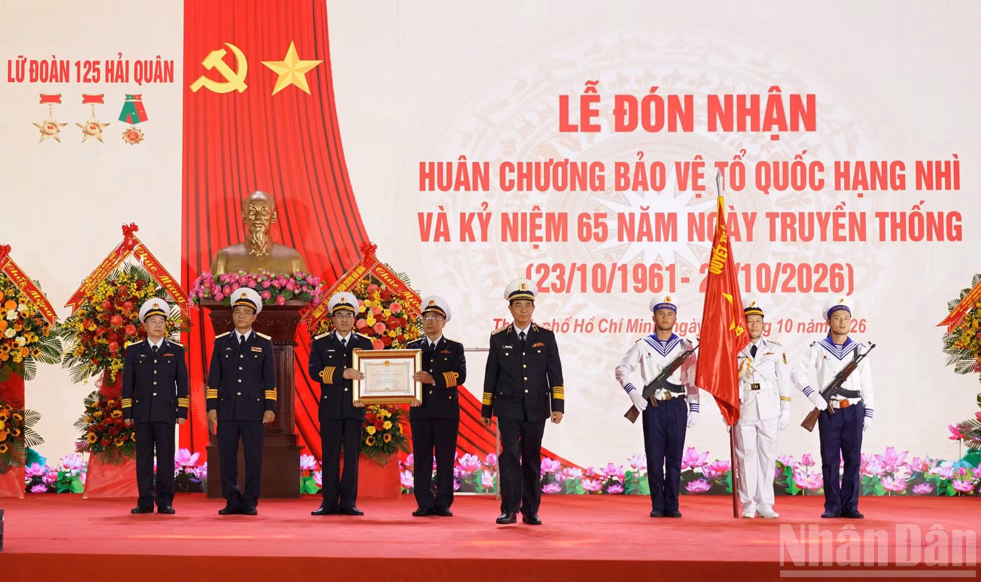 受国家主席委托，阮安丰海军中将向各位烈士家属授予“人民武装力量英雄”称号。