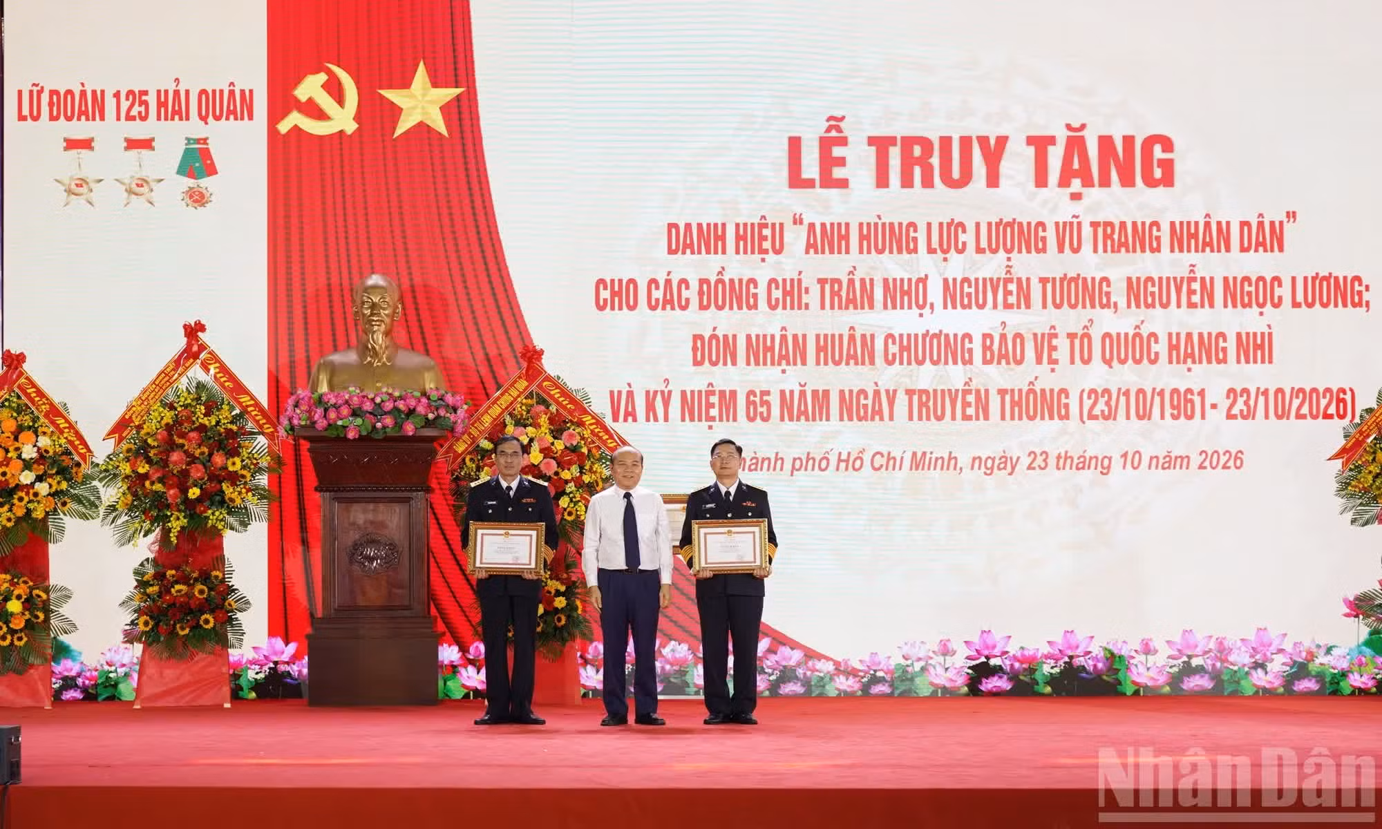 胡志明市人民委员会领导人向125旅的两名指挥官授予了奖状。