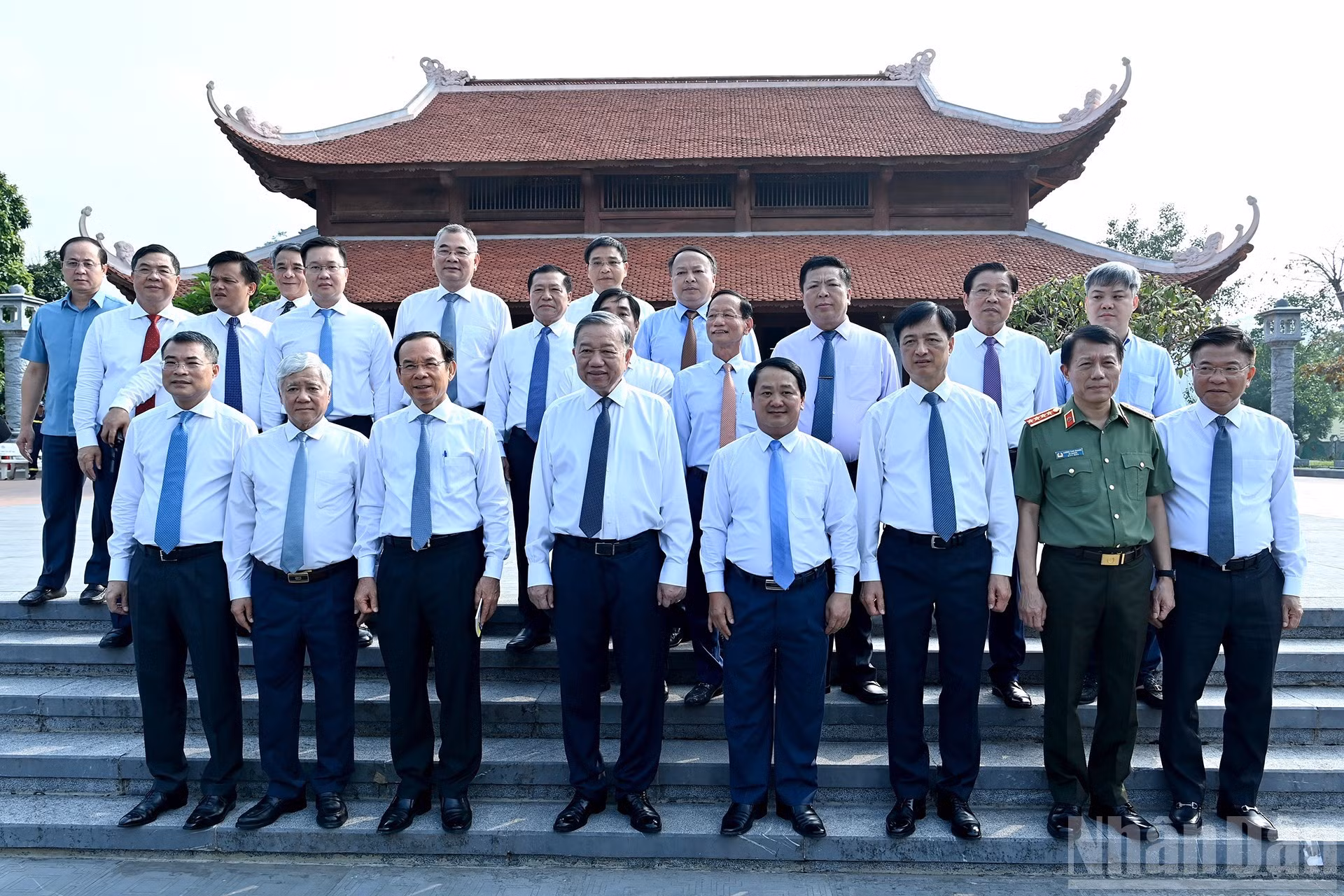 苏林总书记一行在宣光省新潮乡新潮国家级特别遗迹区。