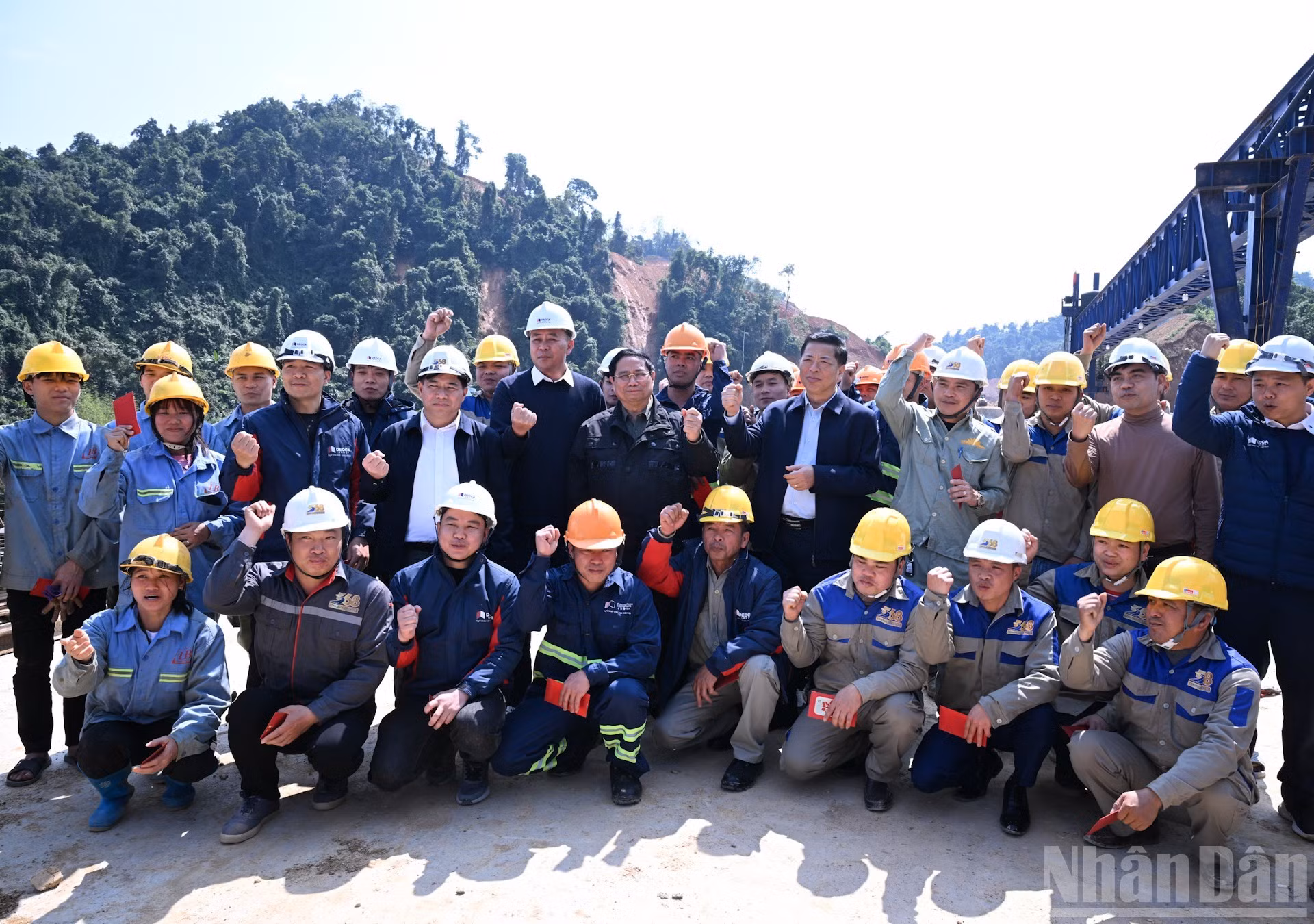 范明正总理鼓励同登—茶岭高速公路项目施工单的工人。