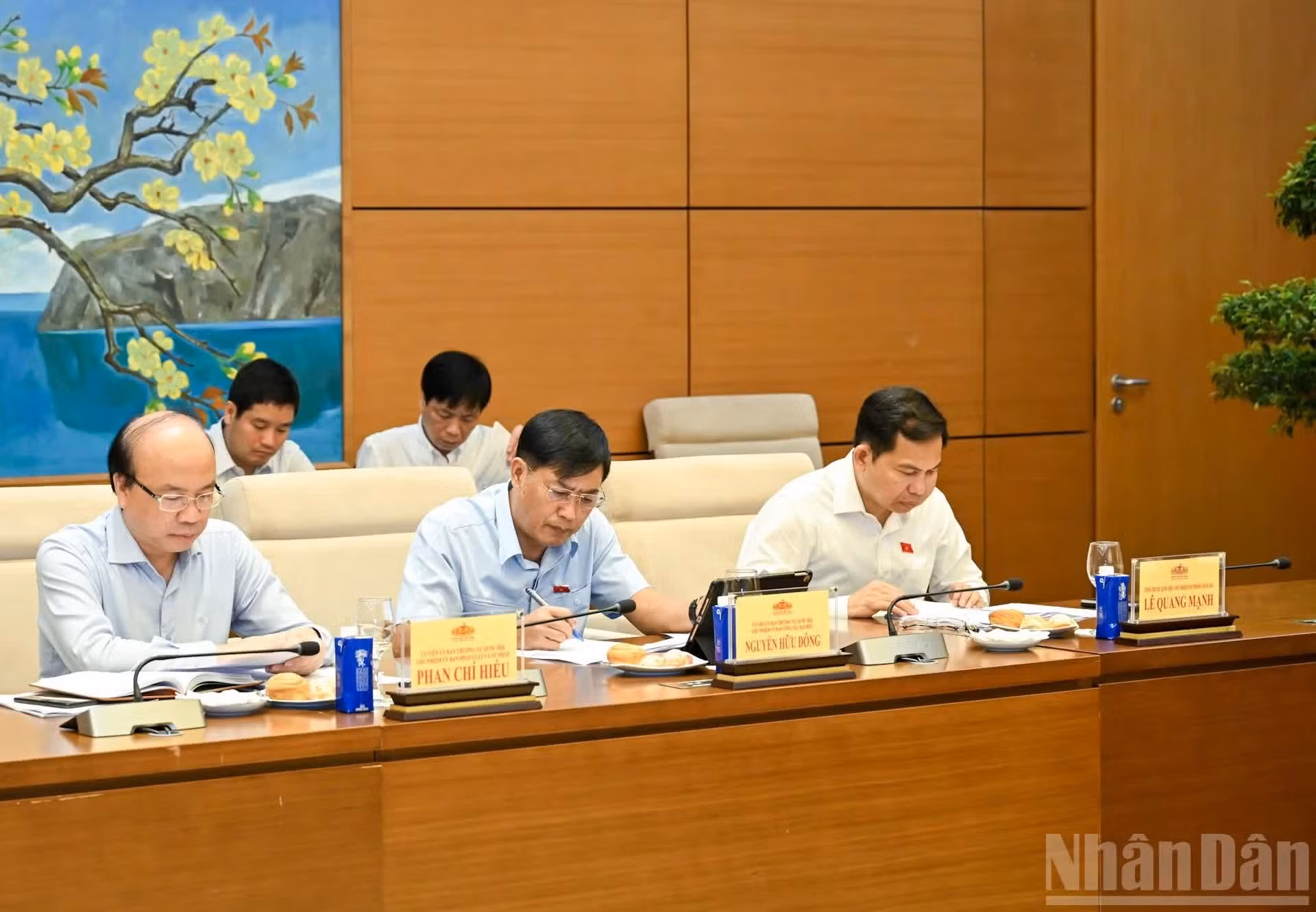 各位代表出席会议。