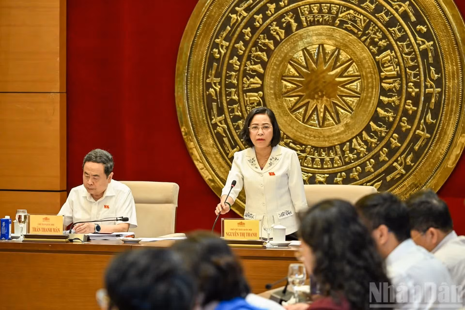 国会副主席阮氏青主持会议中的讨论内容。