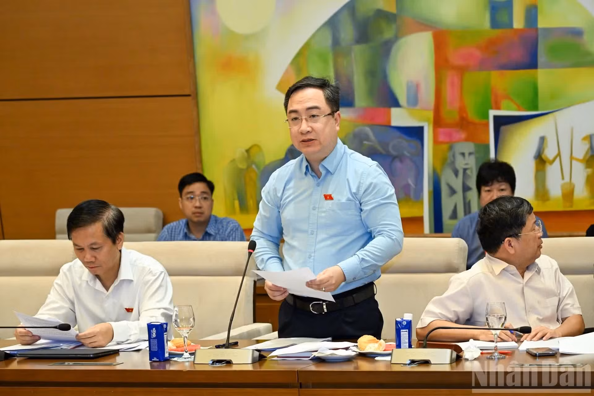国会党委副书记、文化与社会委员会副主任邓春芳在工作会议上发表讲话。