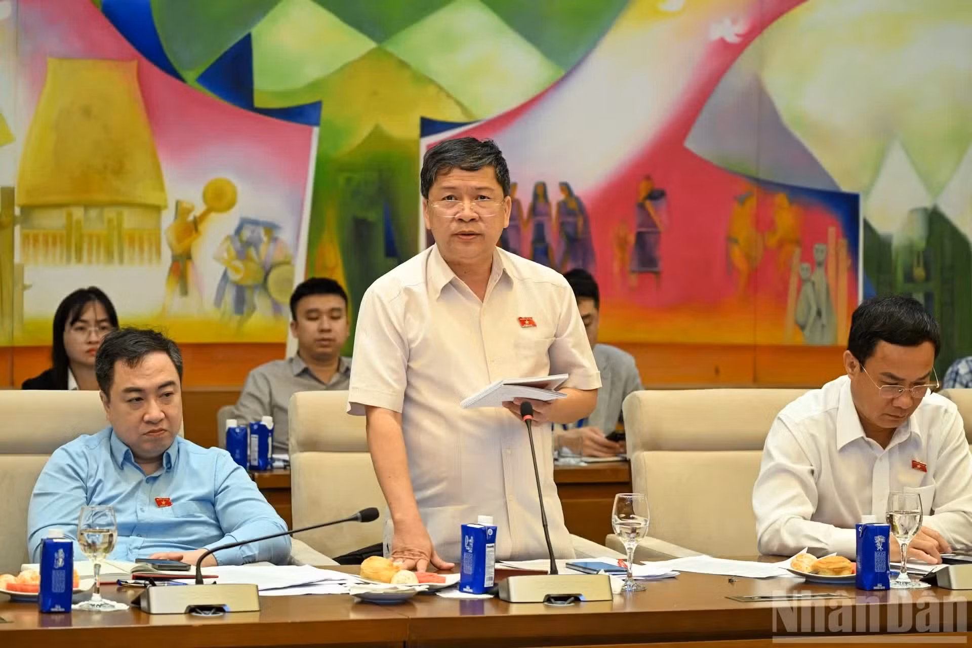 文化与社会委员会副主任谢文夏在工作会议上发表讲话。