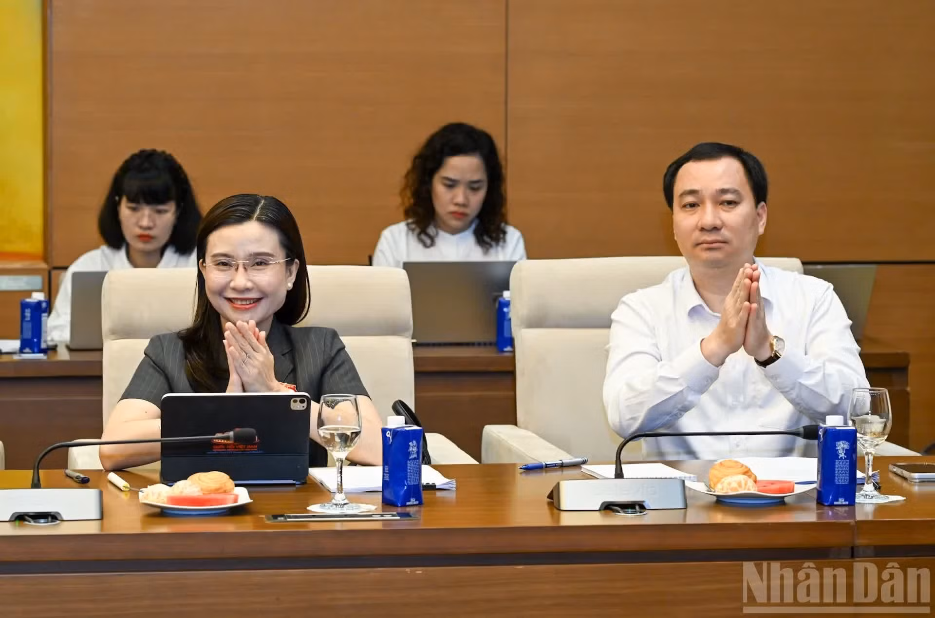 各位代表出席会议。