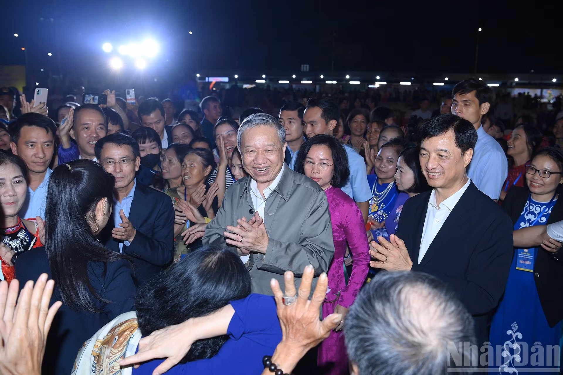 苏林总书记和各位代表出席河内市上吉坊2025年全国大团结日活动。