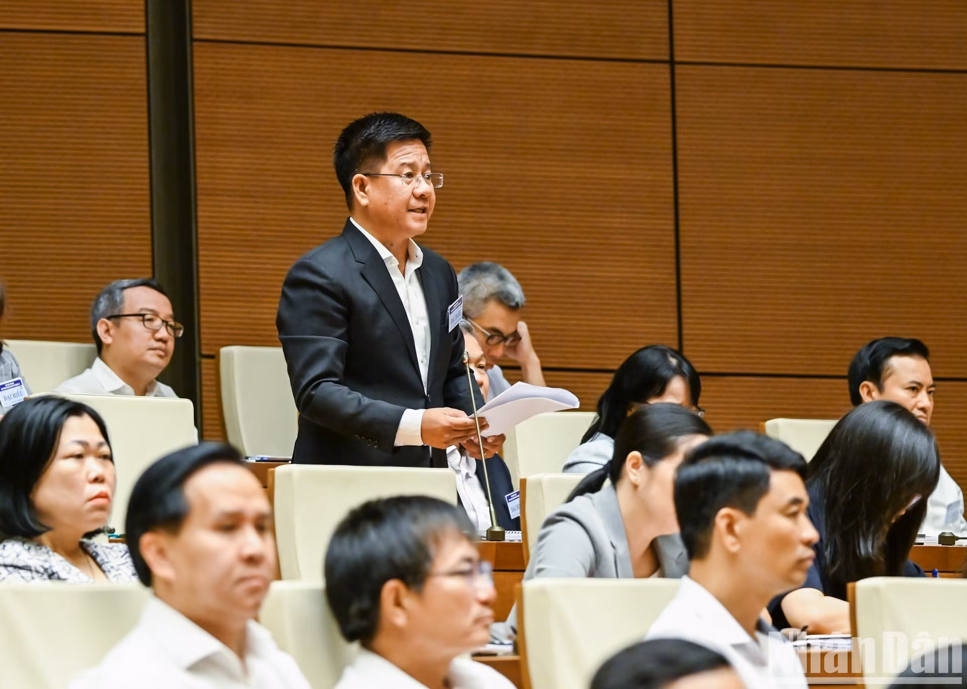 来自胡志明市的裴志成同志在会上发表讲话。