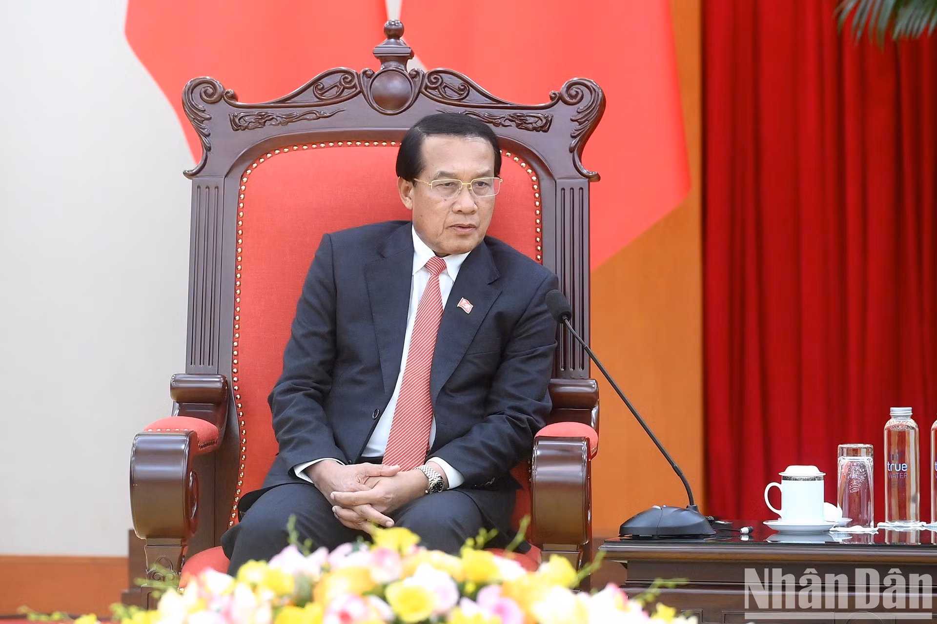 老挝中央检查委员会主任、国家监察总署署长万赛·蓬沙万在会上发表讲话。