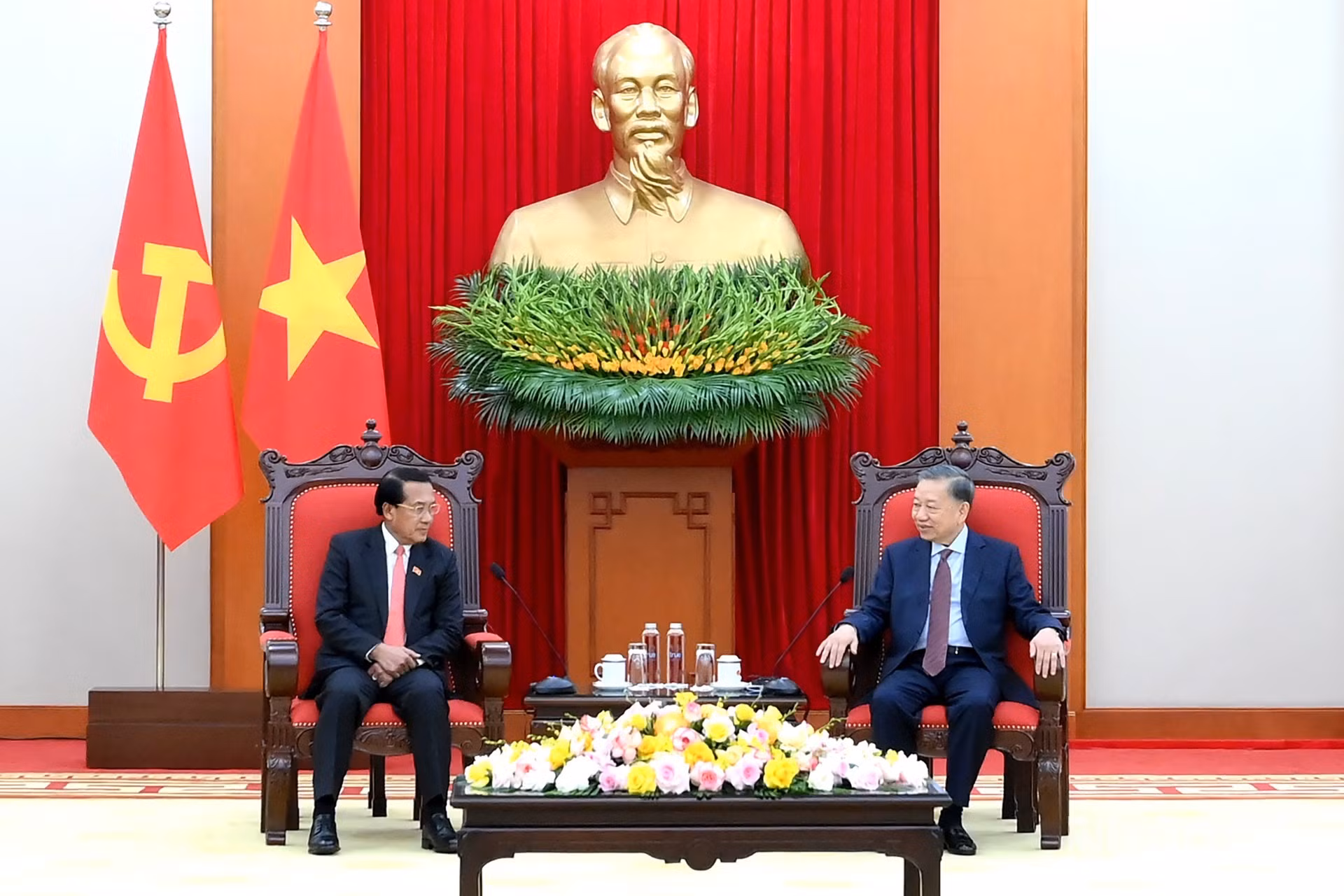 越共中央总书记、国家主席苏林会见老挝中央检查委员会主任、国家监察总署署长万赛·蓬沙万。