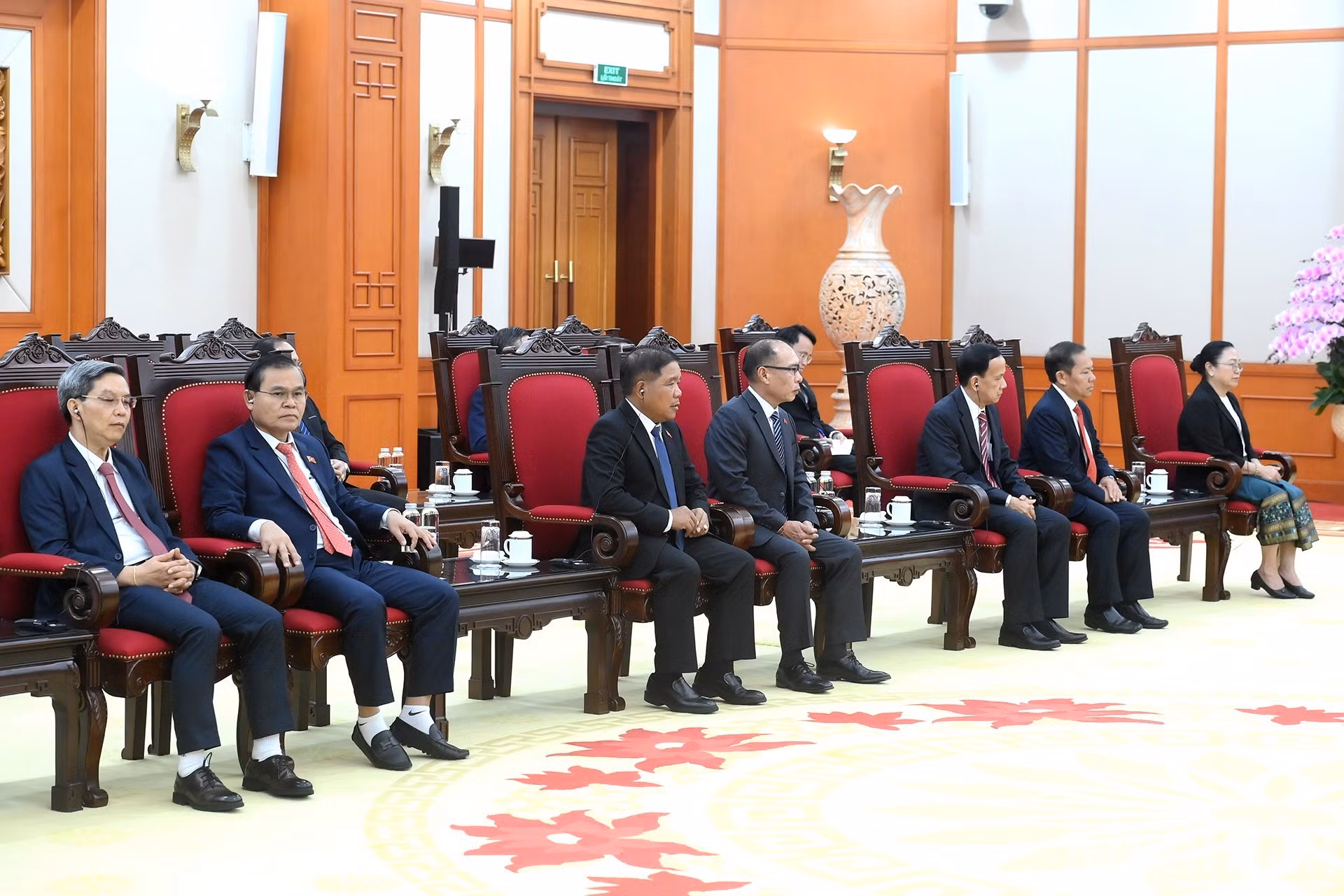 老挝代表出席会见。