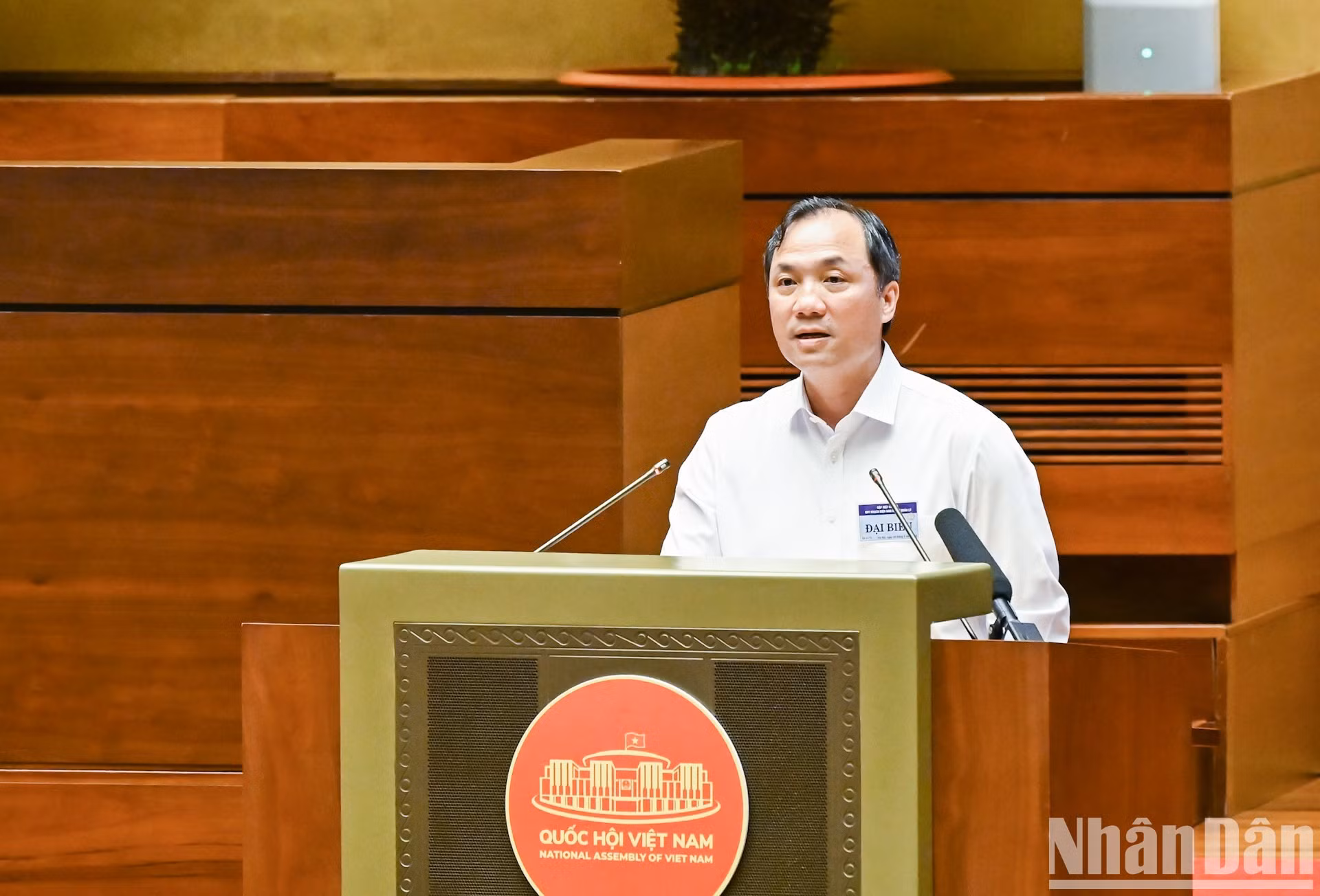 越共中央组织部常务副部长黄忠勇在会上作报告。
