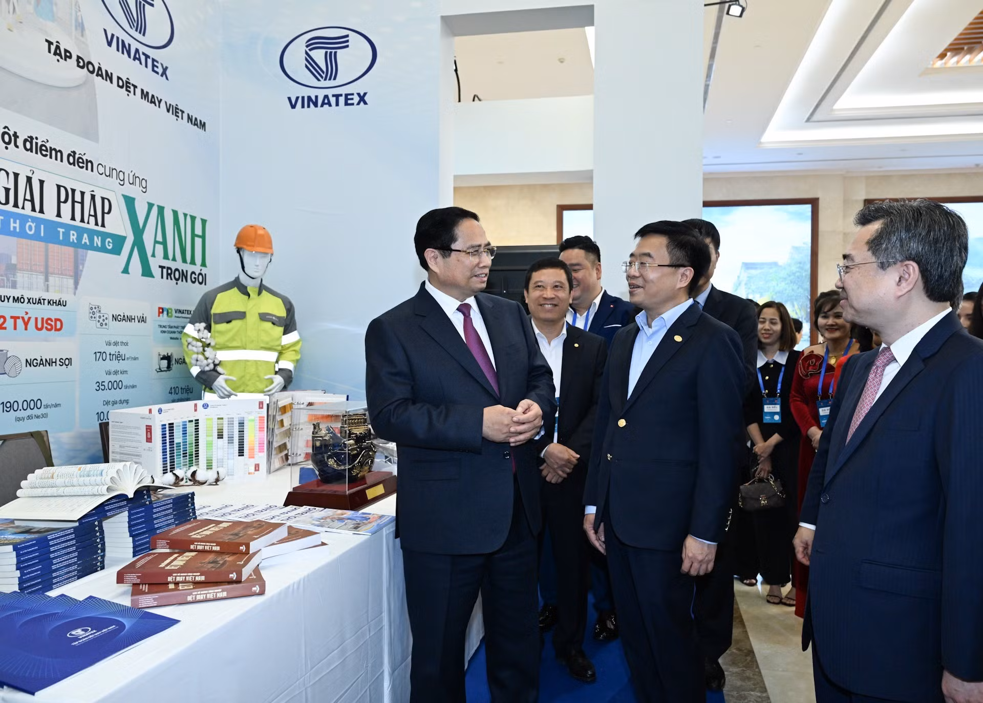 范明正总理参观在2025年越南经济论坛期间举办的展位。