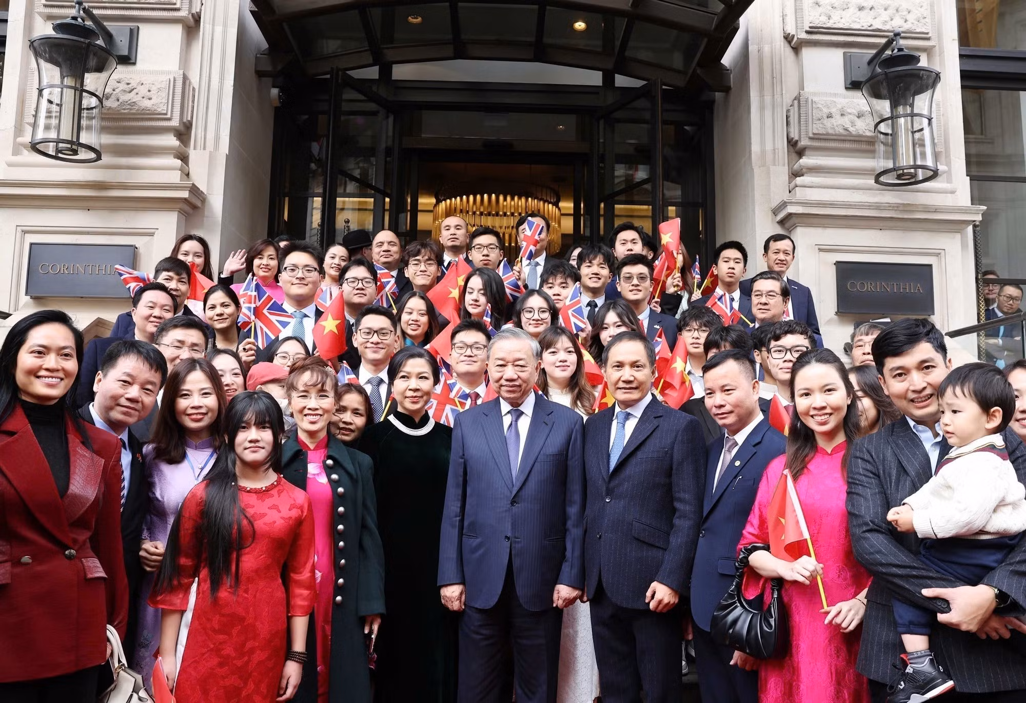 旅居英国越南人与苏林总书记和夫人以及越南领导代表合影。