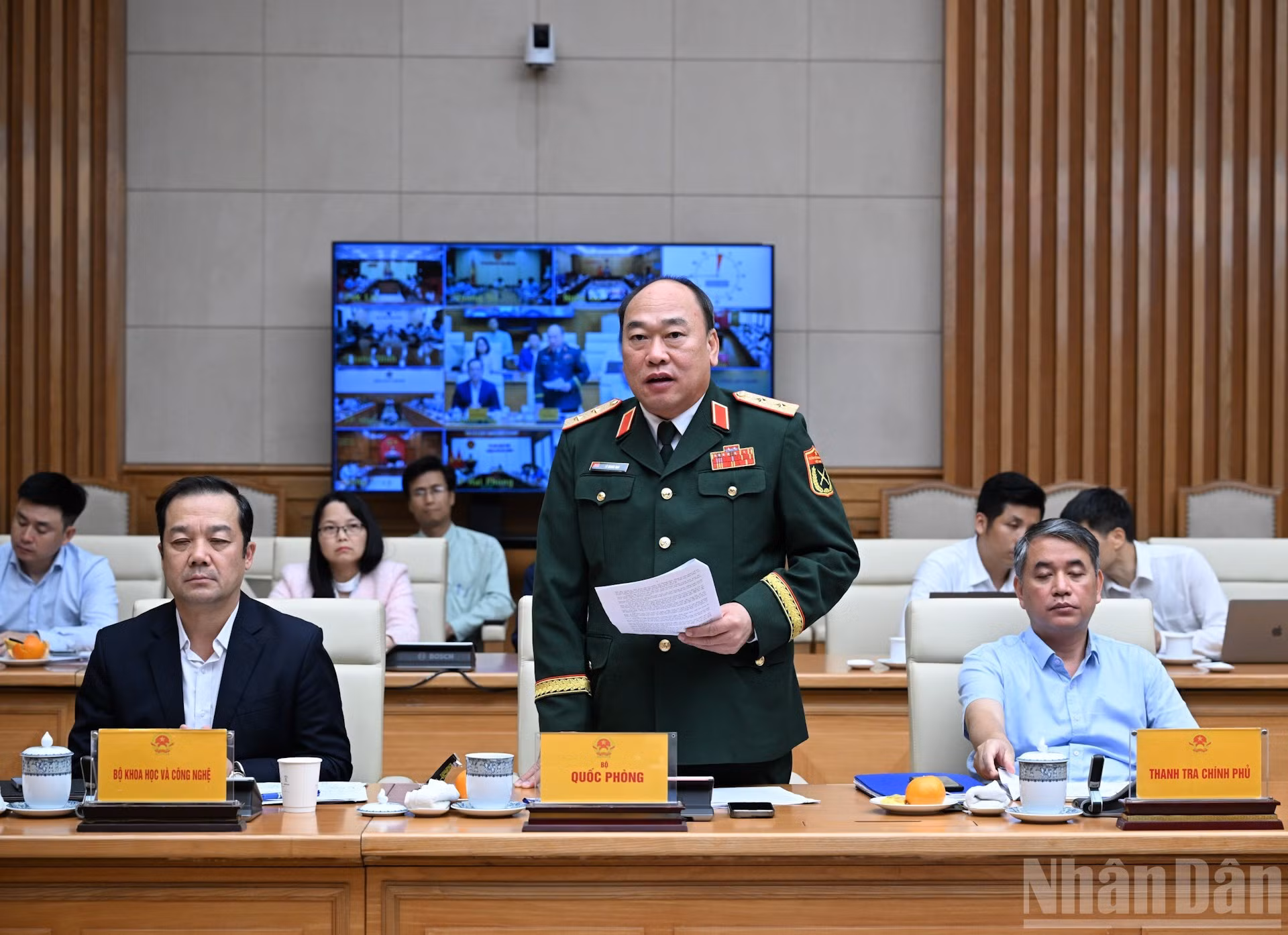 越南人民军总副参谋长黎光道中将在会上发表讲话。