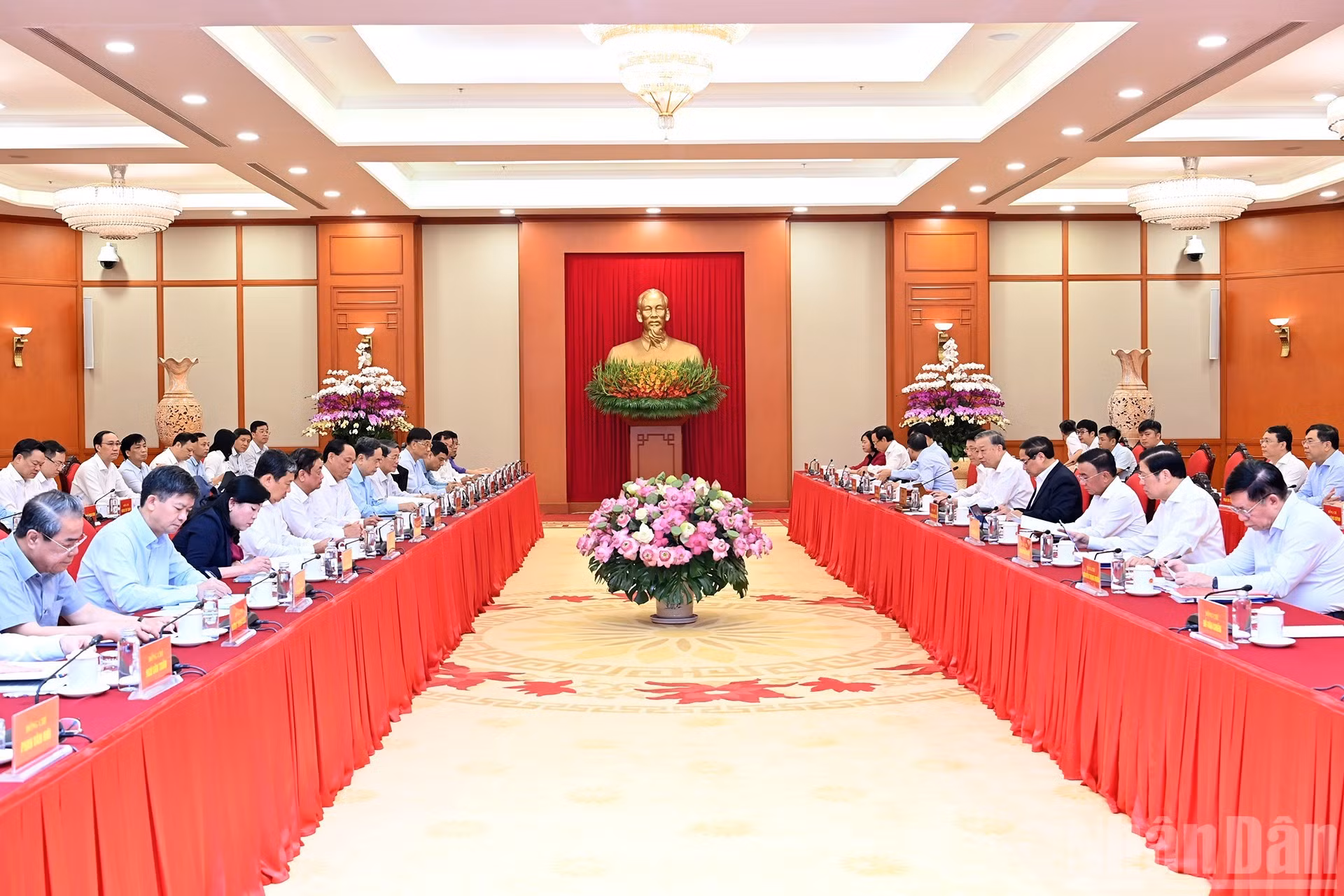 越共中央政治局与越南国会党委常委会就2025-2030年任期国会党代表大会文件草案、党委人事方案和筹备工作提出意见。
