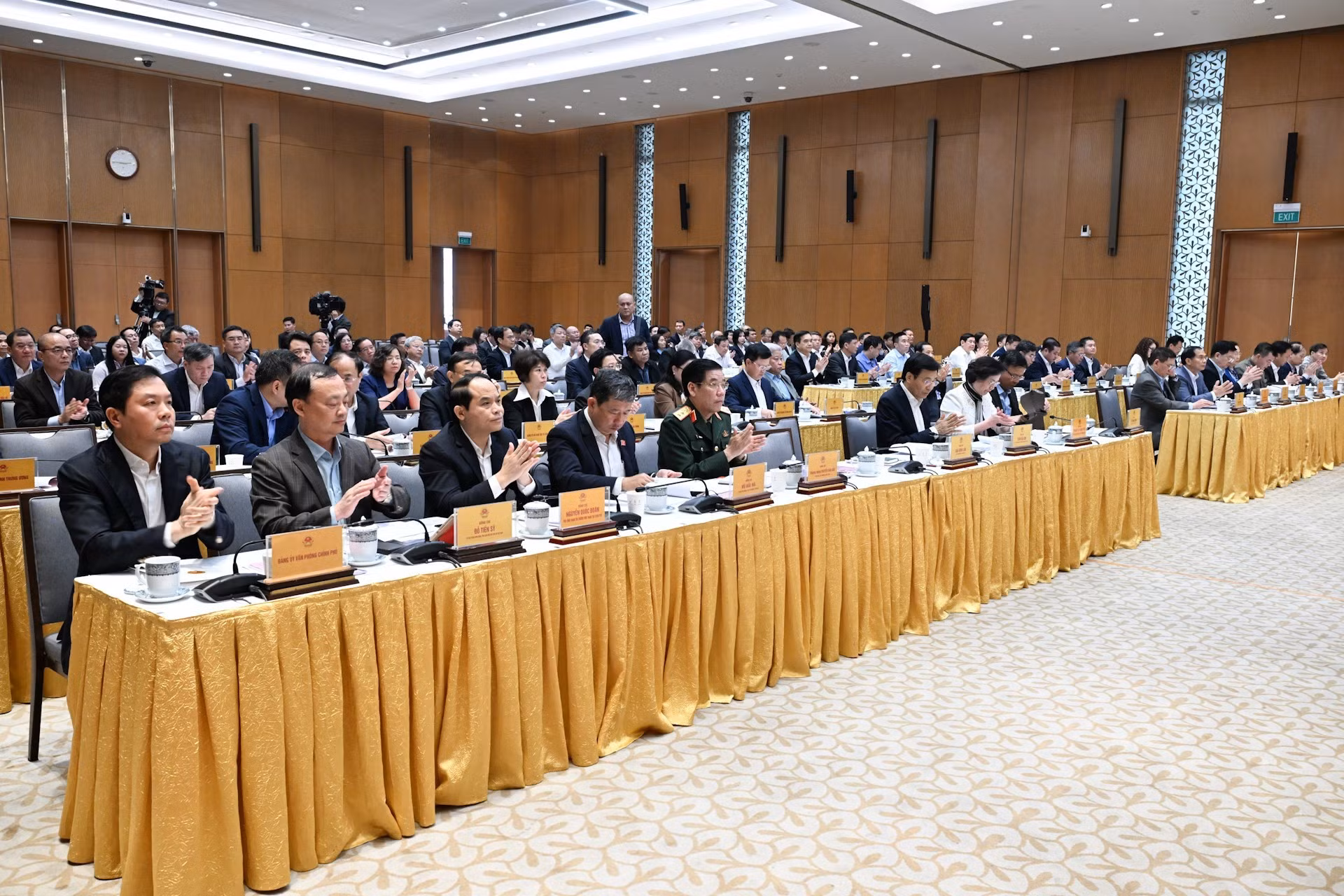各位代表出席会议。