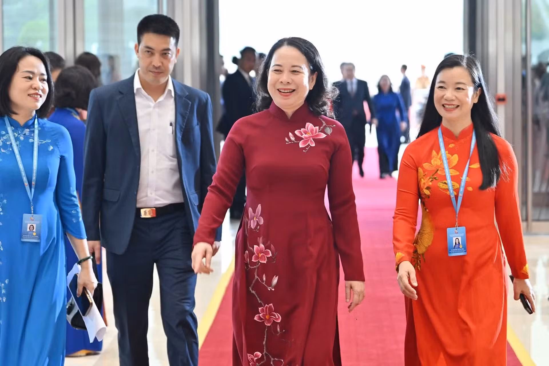 越共中央书记处书记、越南国家副主席武氏映春出席大会