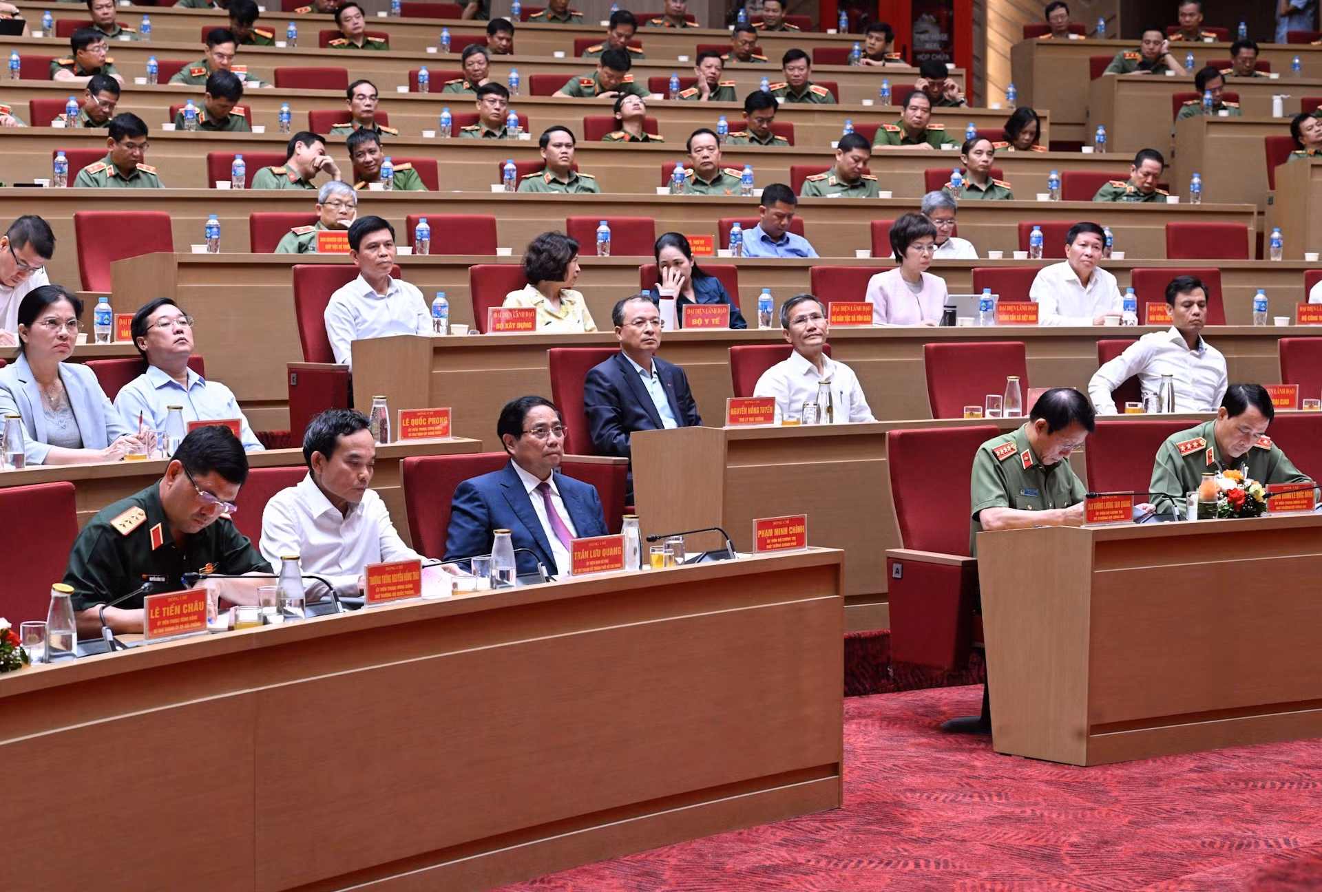 越南政府总理范明正以及各位代表出席落实政府第147号决议全国会议。