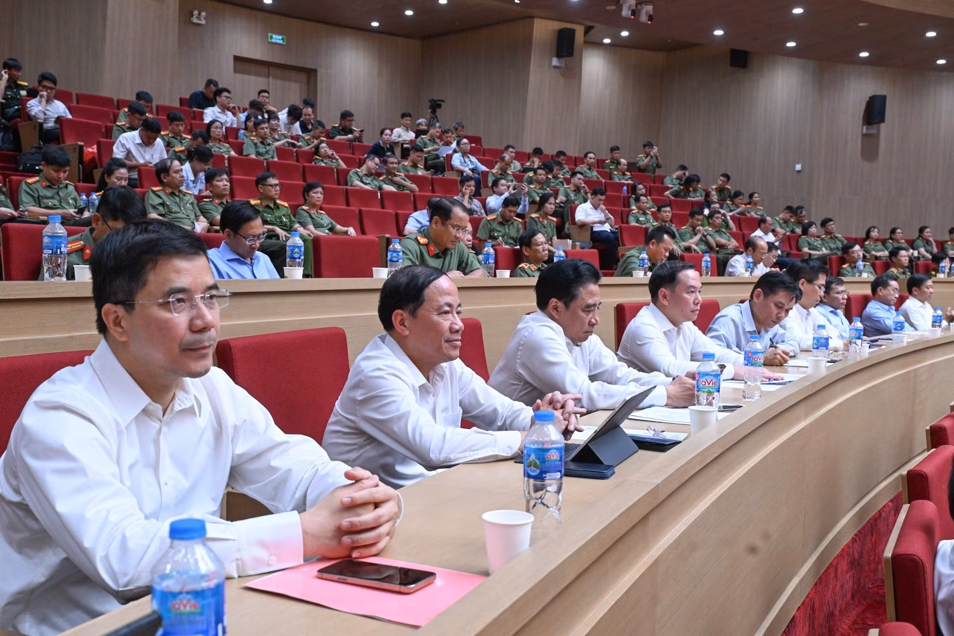 各位代表出席会议。