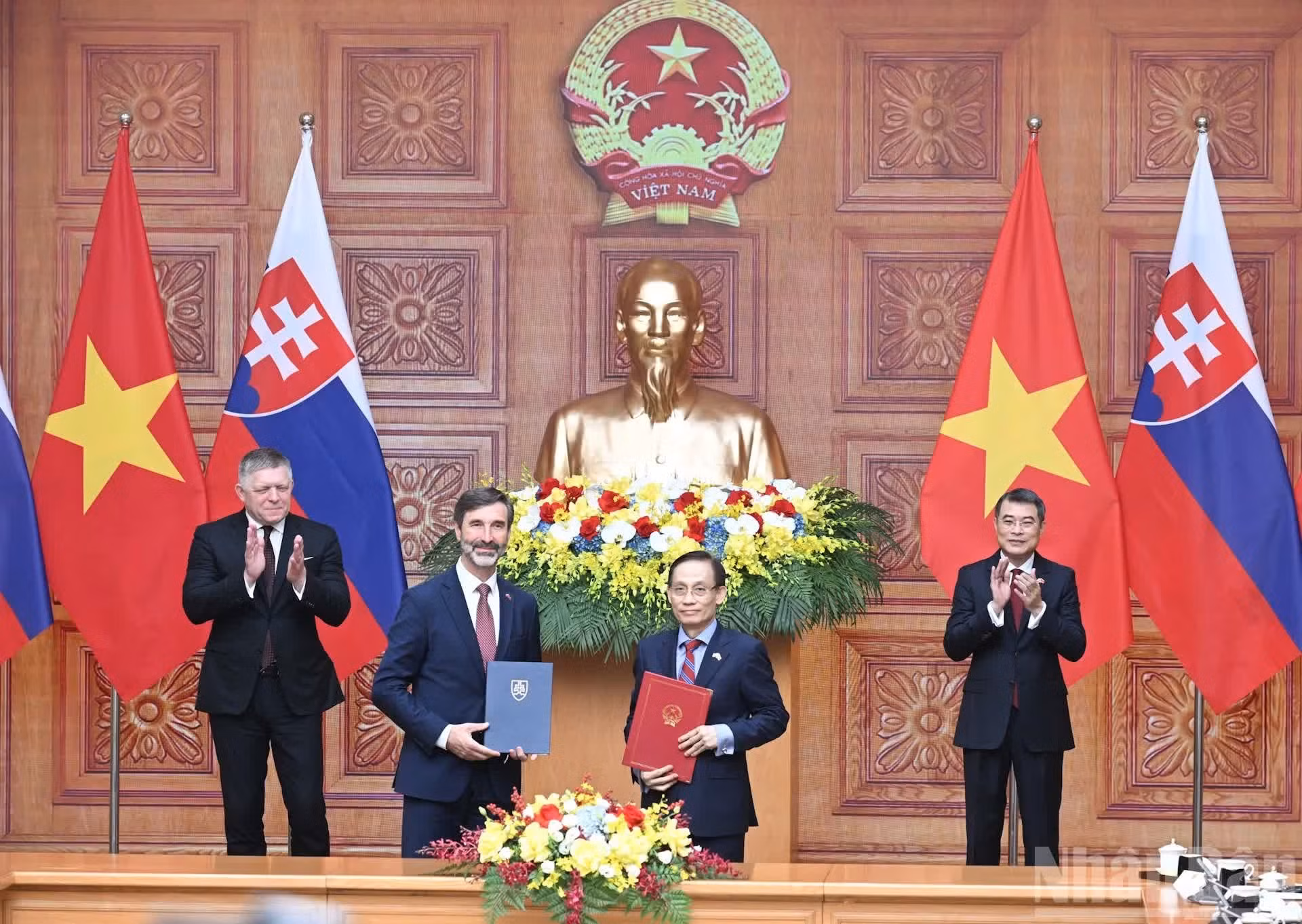 越南总理黎明兴和斯洛伐克共和国总理罗伯特·菲佐见证了越南外交部与斯洛伐克外交和欧洲事务部合作备忘录签订仪式。