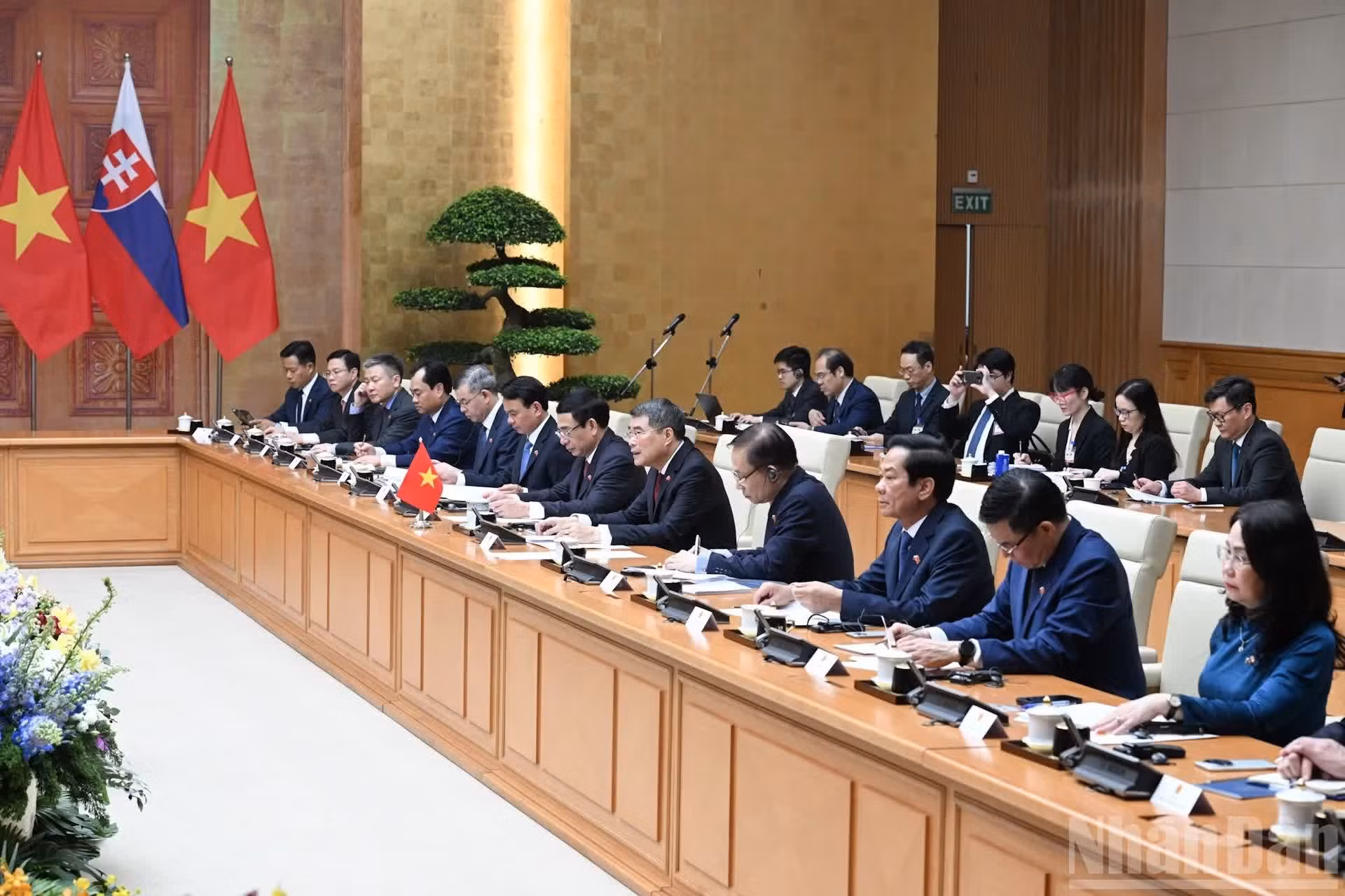 黎明兴总理以及越南政府成员出席会谈。