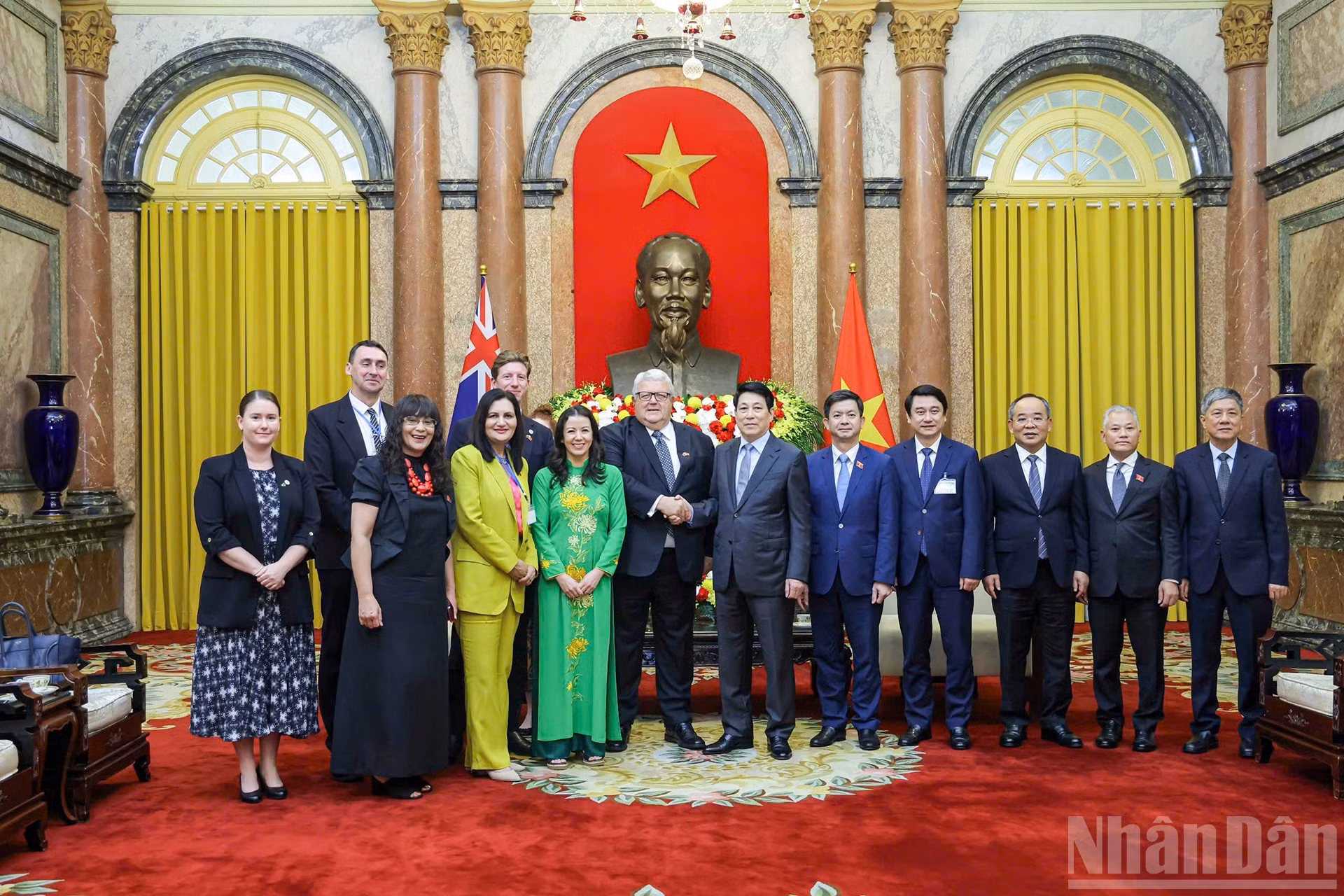 越南国家主席梁强、新西兰议会议长格里·布朗利以及双方代表合影。