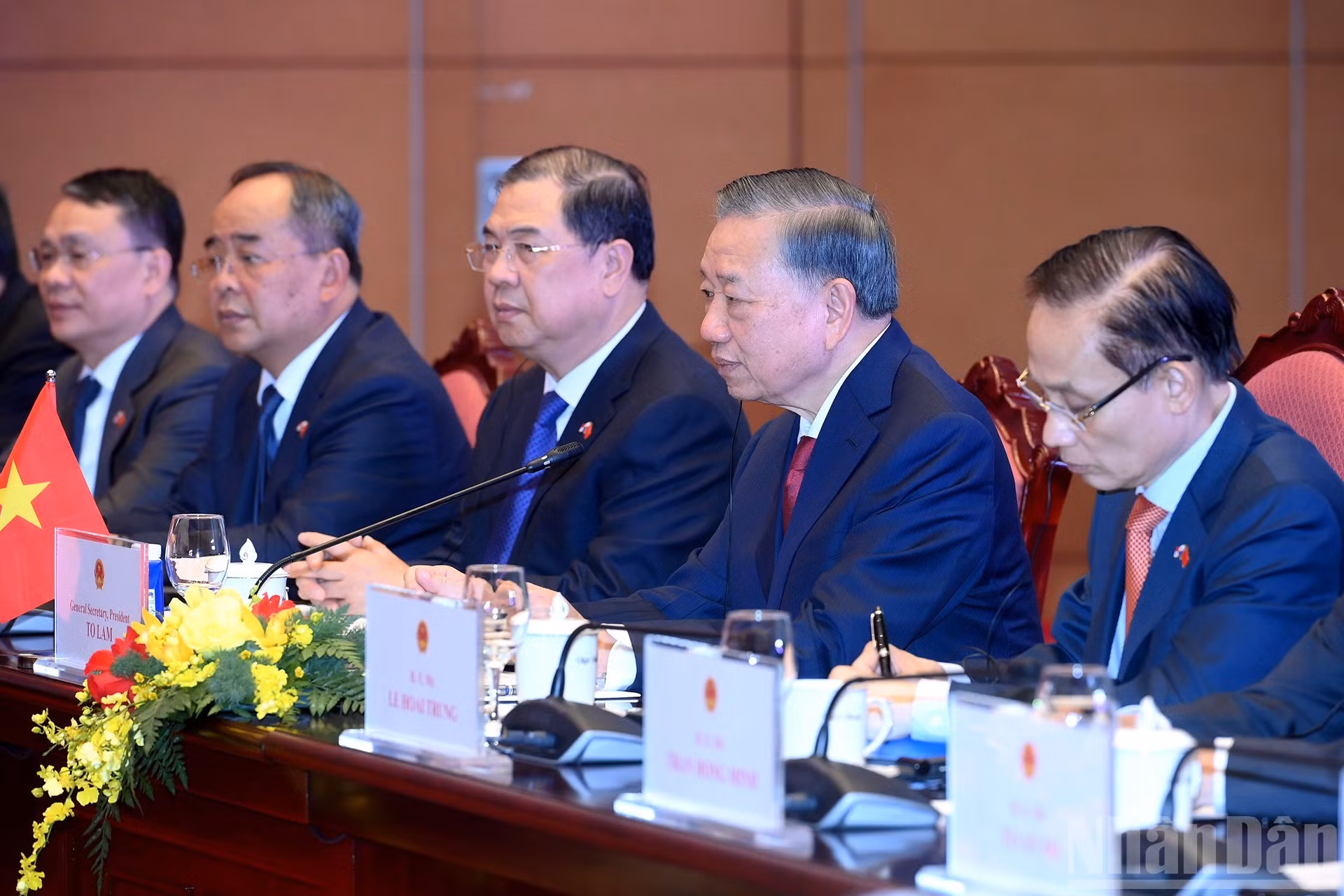 越共中央总书记、国家主席苏林在会谈上发表讲话。