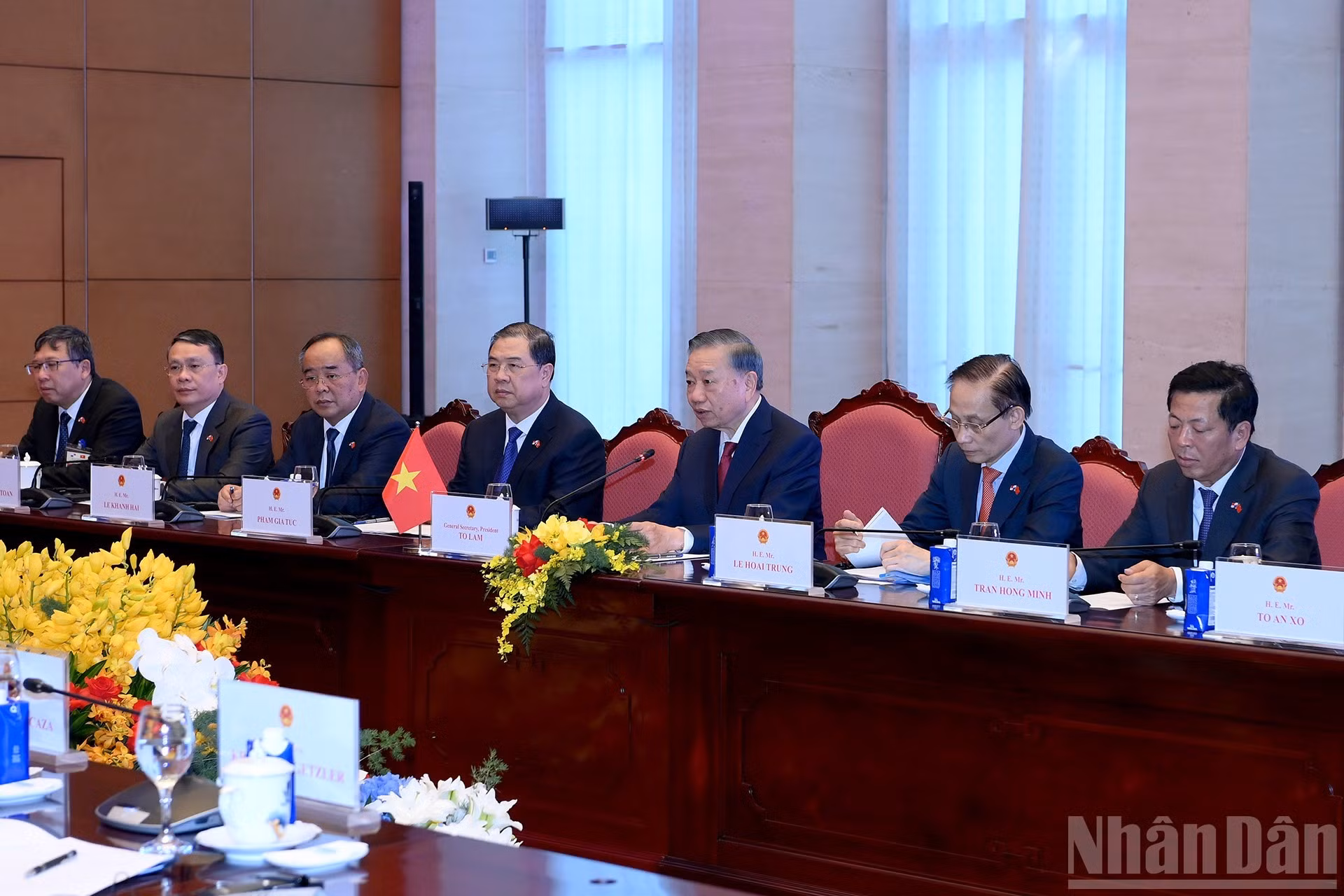 越共中央总书记、国家主席苏林以及越南代表出席会谈。