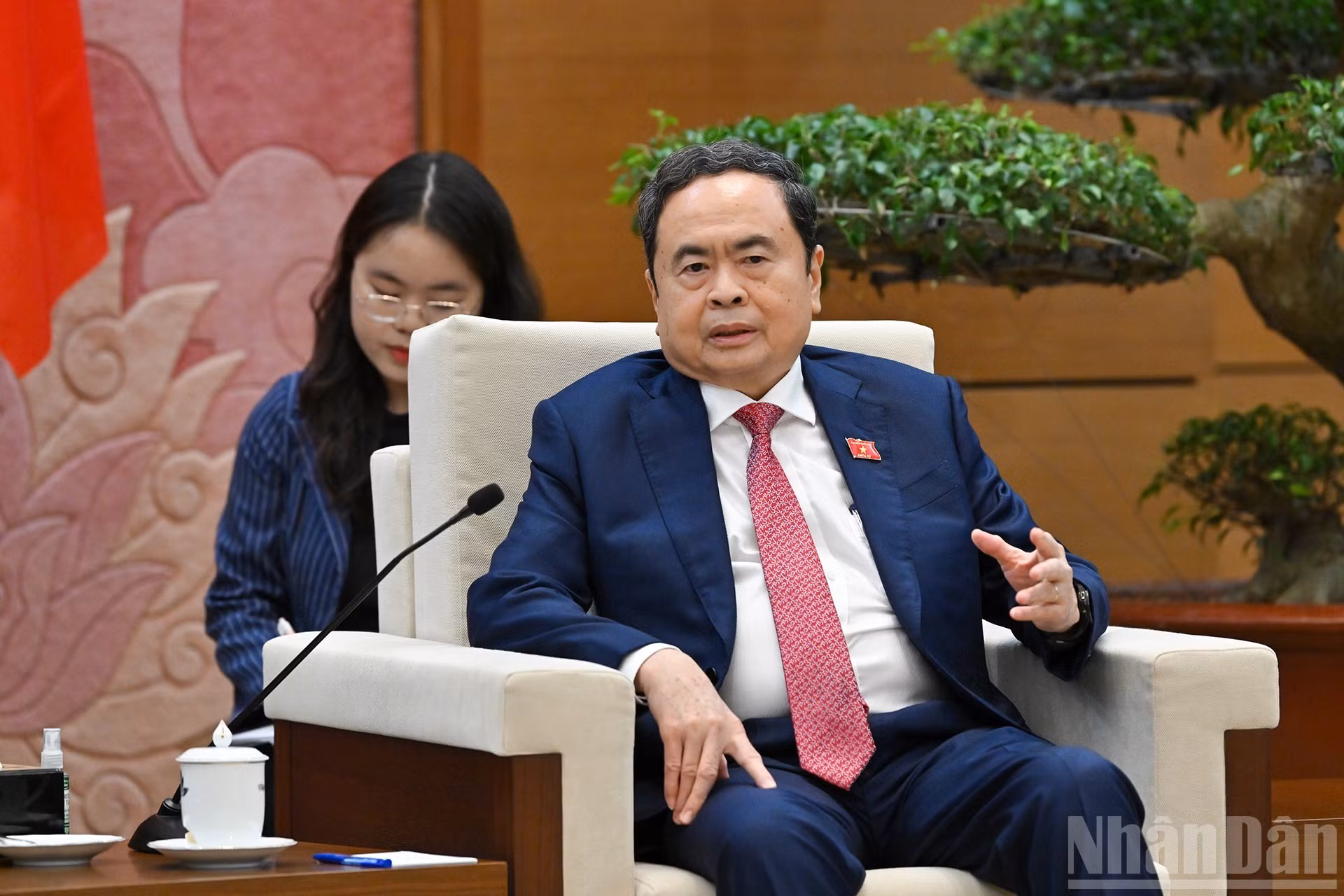 国会主席陈青敏在会上发表讲话。