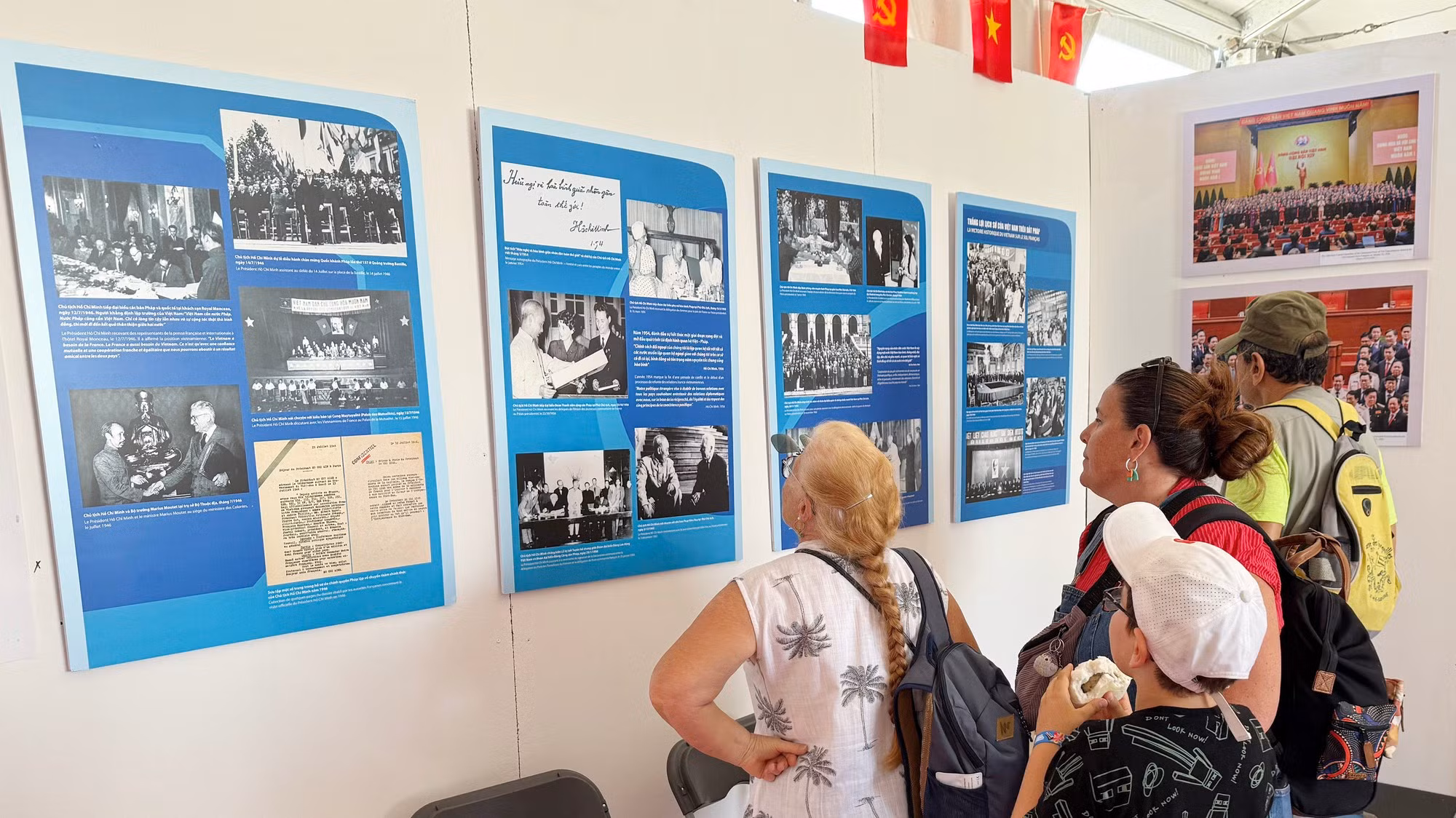 国际友人参观展位。