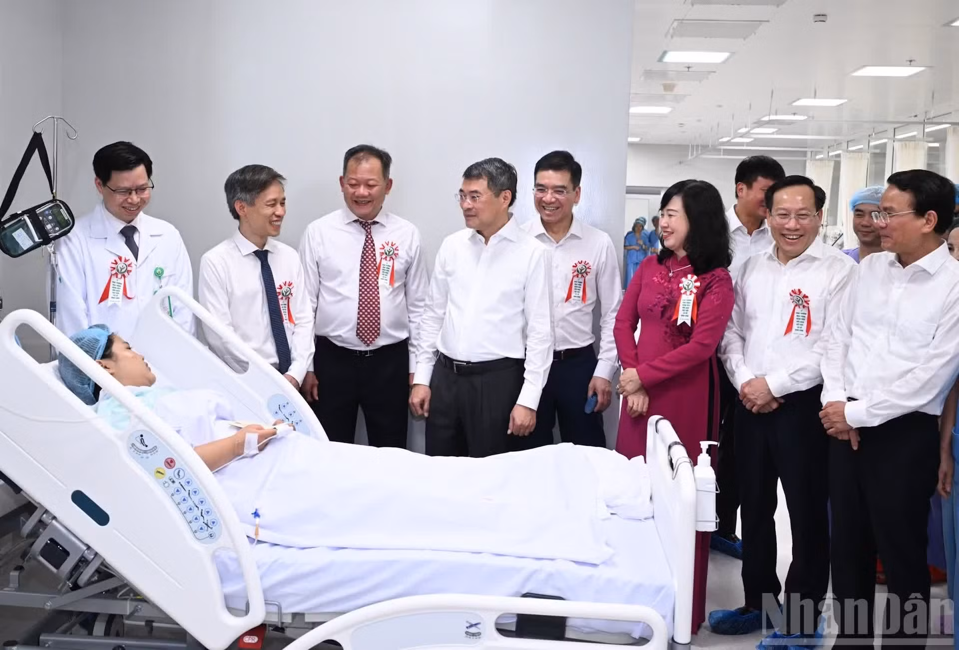 越南政府总理黎明兴以及各位代表慰问正在越德友谊医院宁平分院治疗的病人。