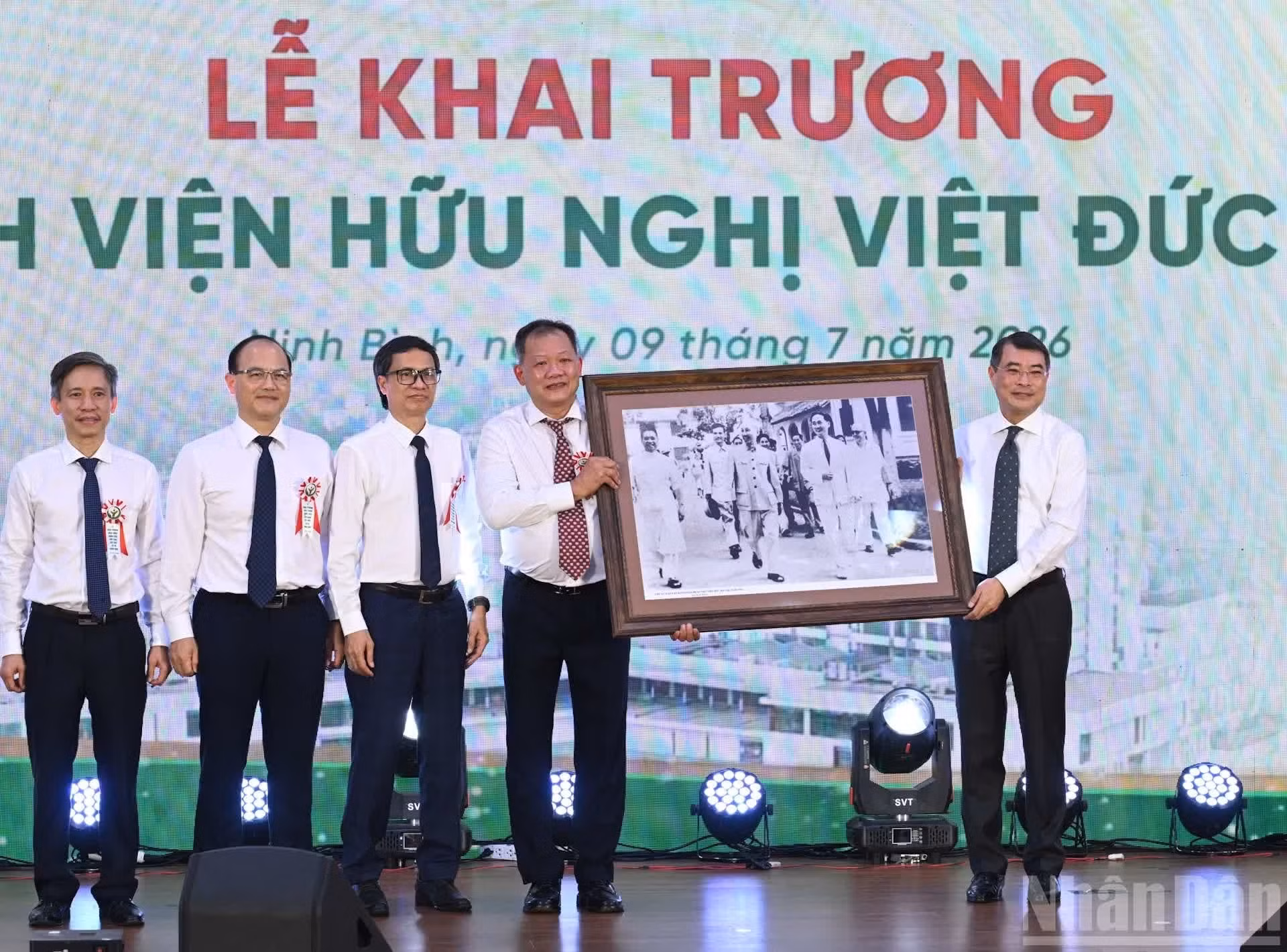 黎明兴总理向越德友谊医院宁平分院干部人员和医生们赠送纪念品。