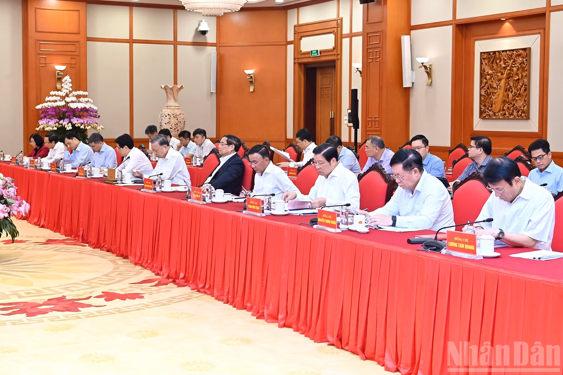 中央政治局领导代表出席会议。