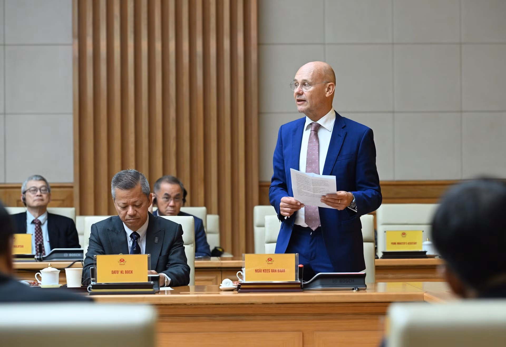 荷兰王国驻越南大使基斯·范巴尔在会上发表讲话。