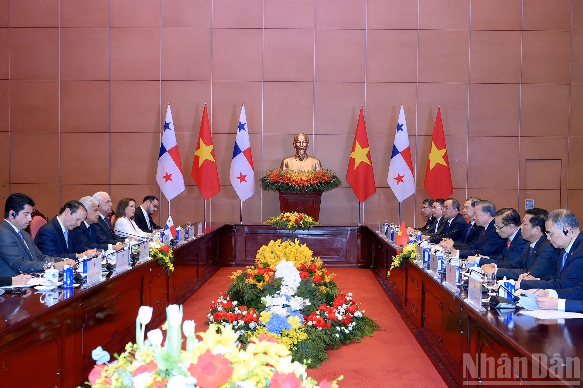 越共中央总书记、国家主席苏林与巴拿马总统穆利诺举行会谈。