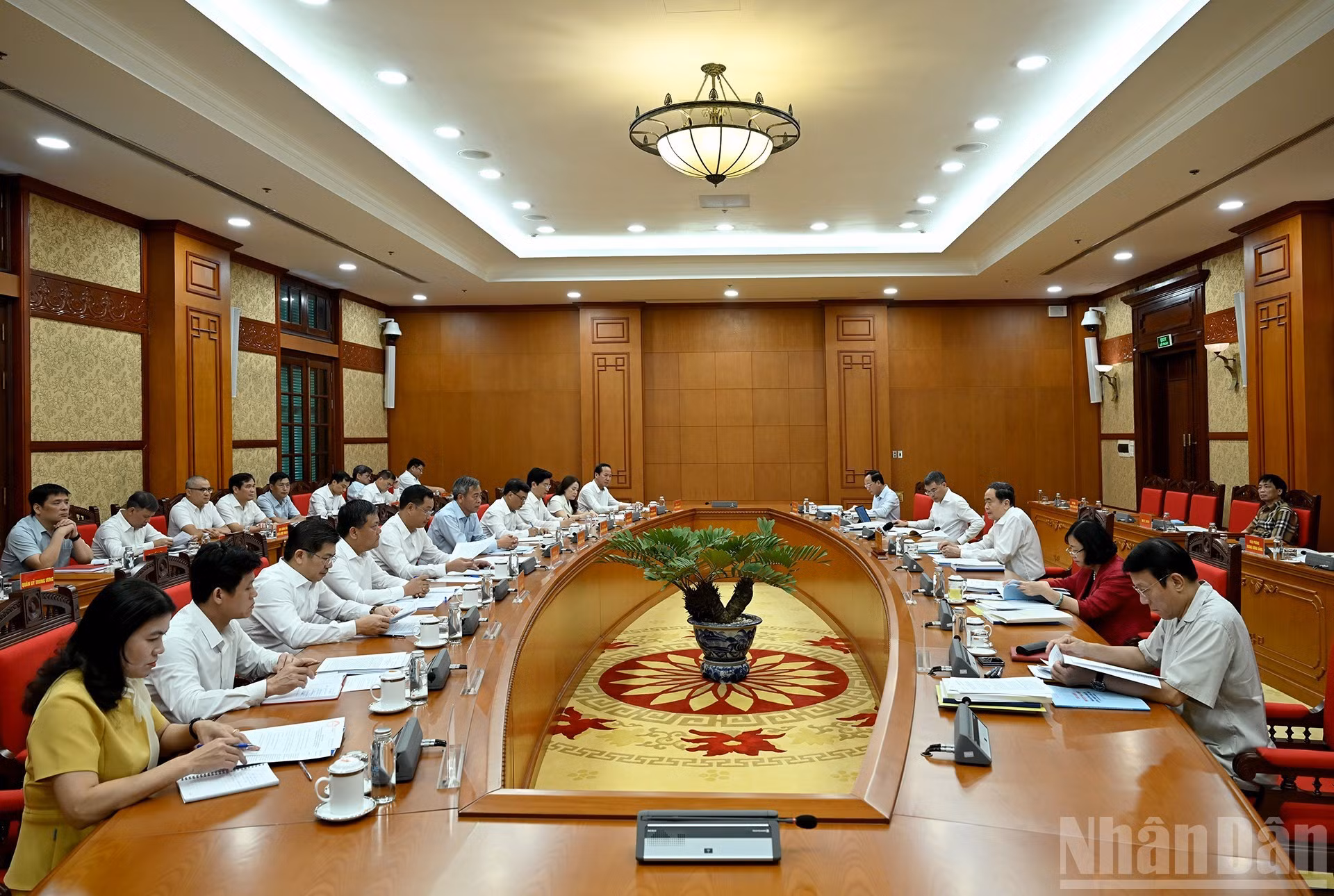与广治省委常委会进行工作会议场景。