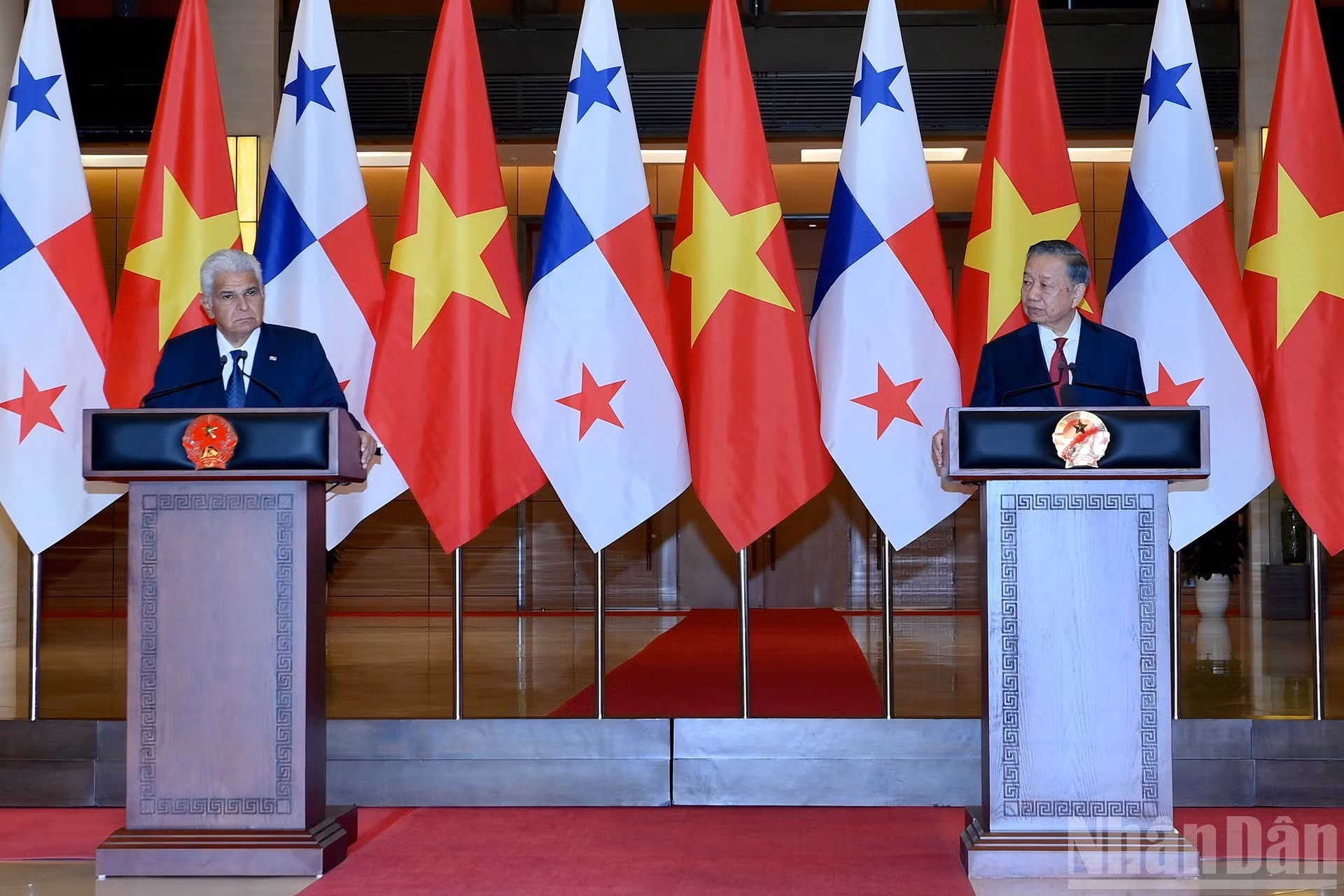 会谈后，越共中央总书记、国家主席苏林与巴拿马总统何塞·劳尔·穆利诺共同会见记者。